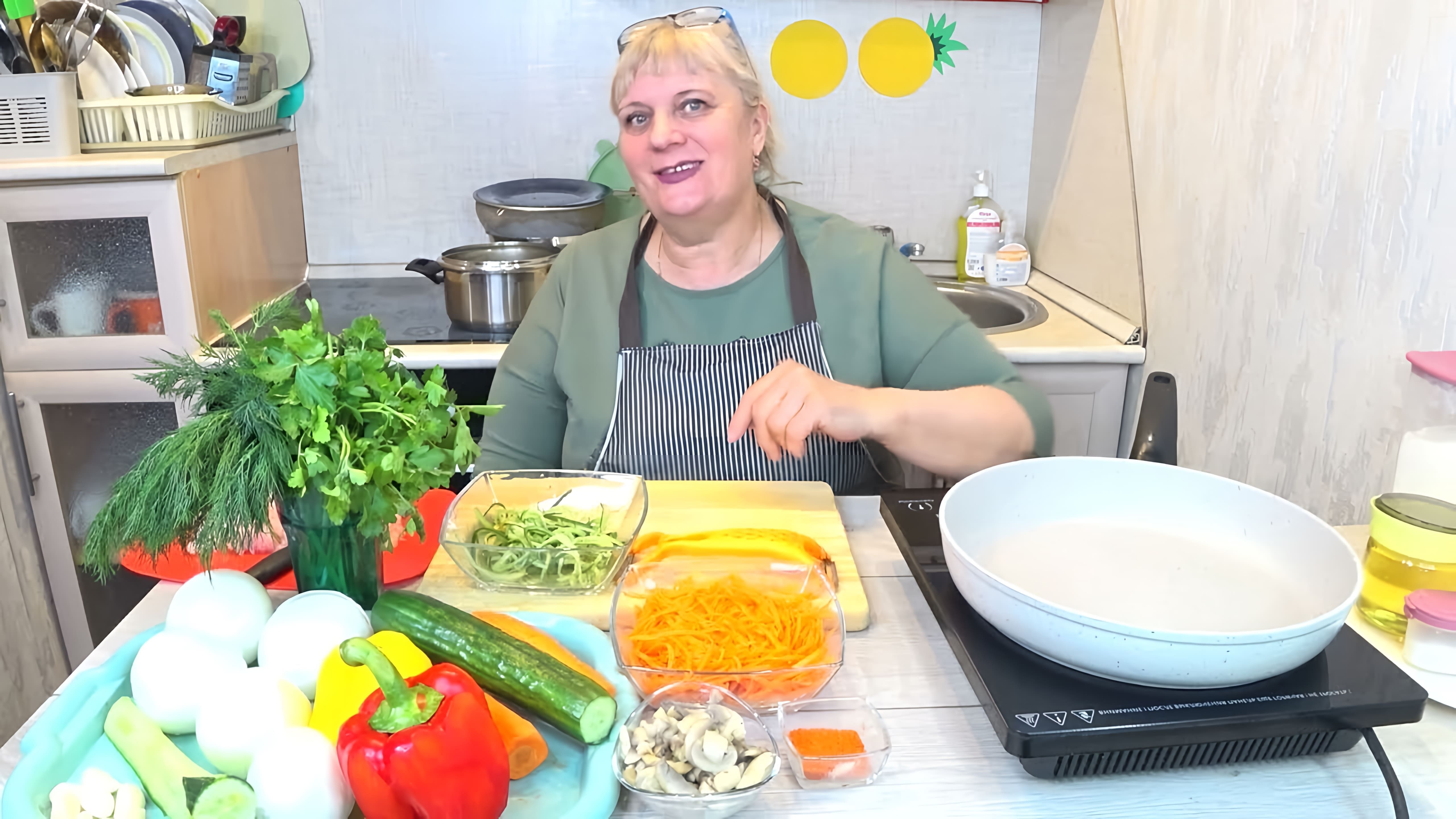 В этом видео демонстрируется процесс приготовления двух блюд: салата с фунчозой и курицей, а также основы для фунчозы