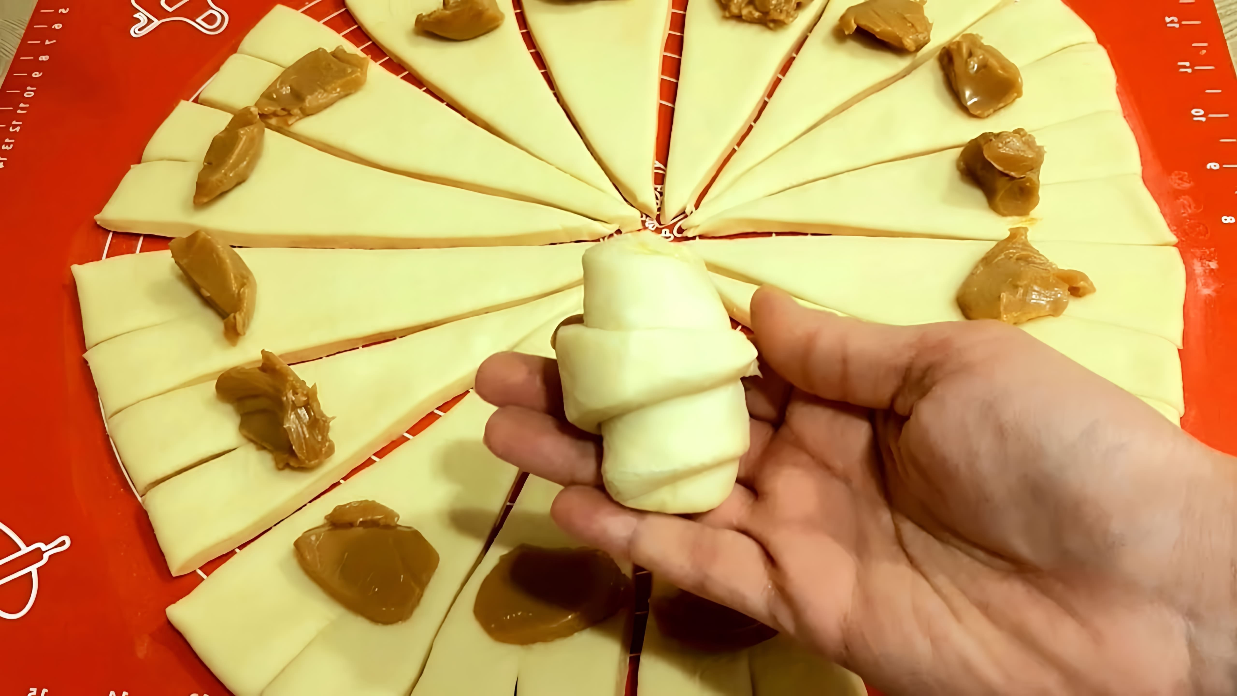 Видео рецепт домашних булочек с сладкой начинкой из сгущенного молока