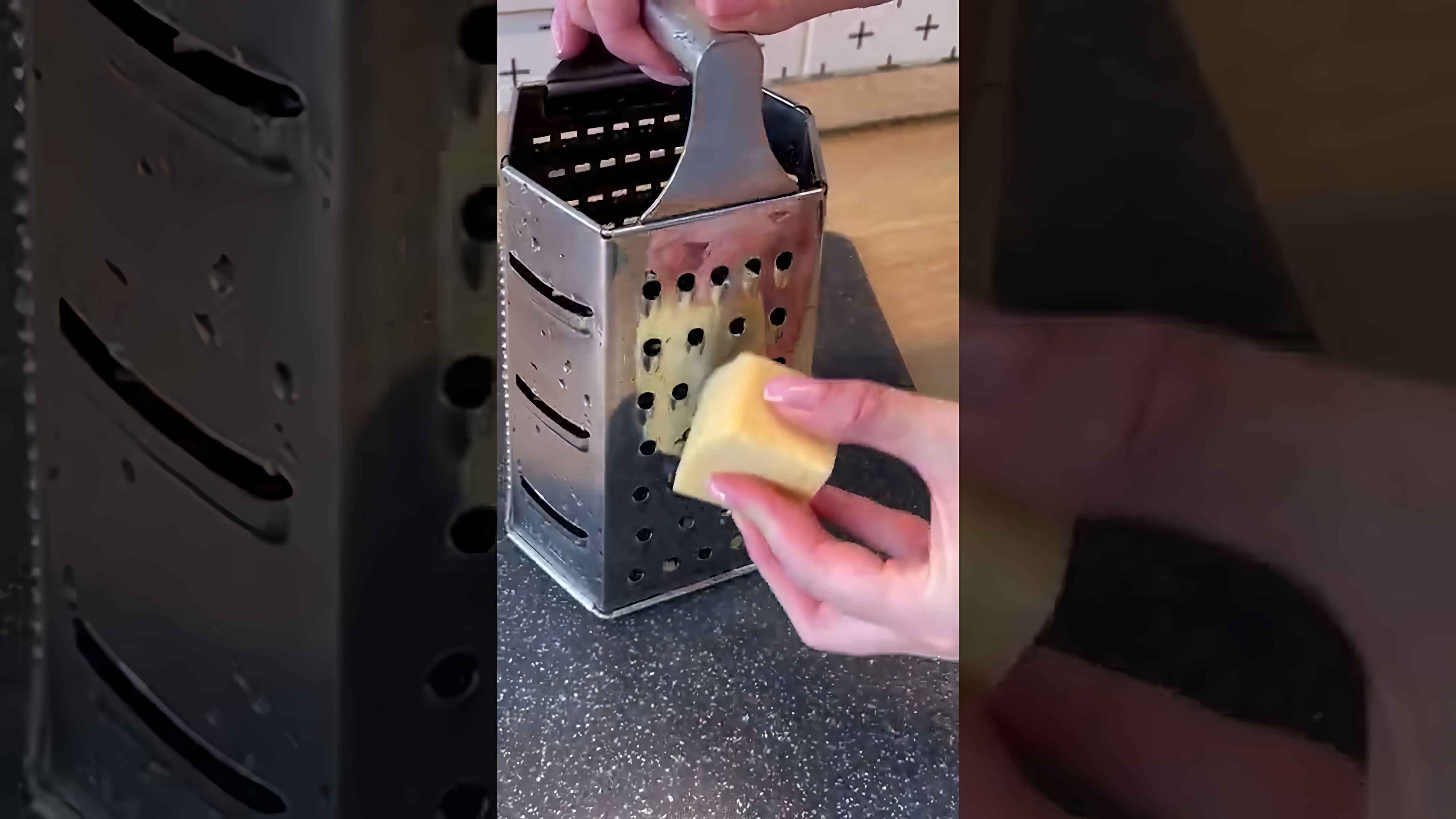 В этом видео демонстрируется процесс приготовления вкусных бутербродов из хлеба, колбасы и сыра