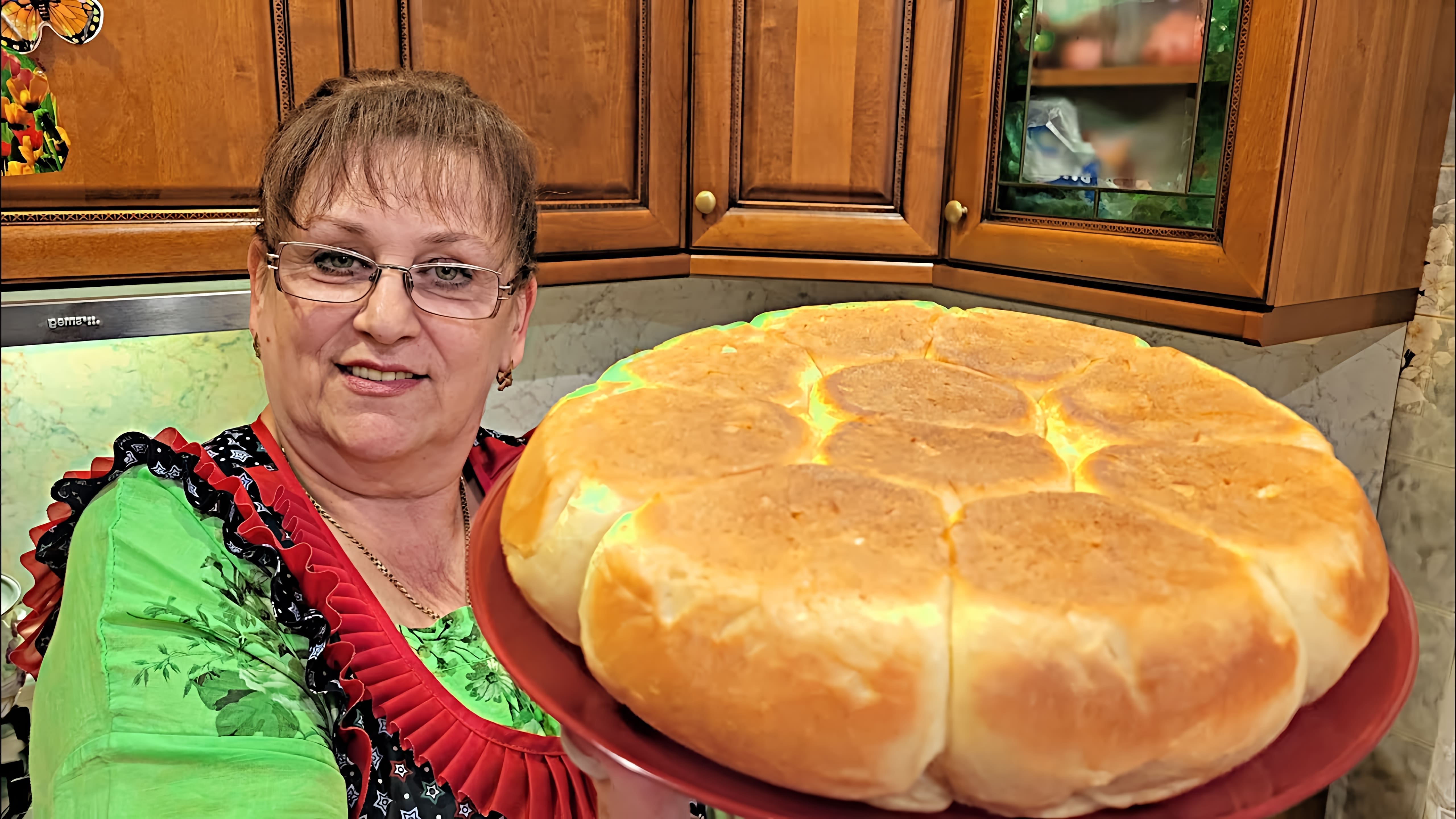 В этом видео Люба показывает, как приготовить пышные булочки на сковороде