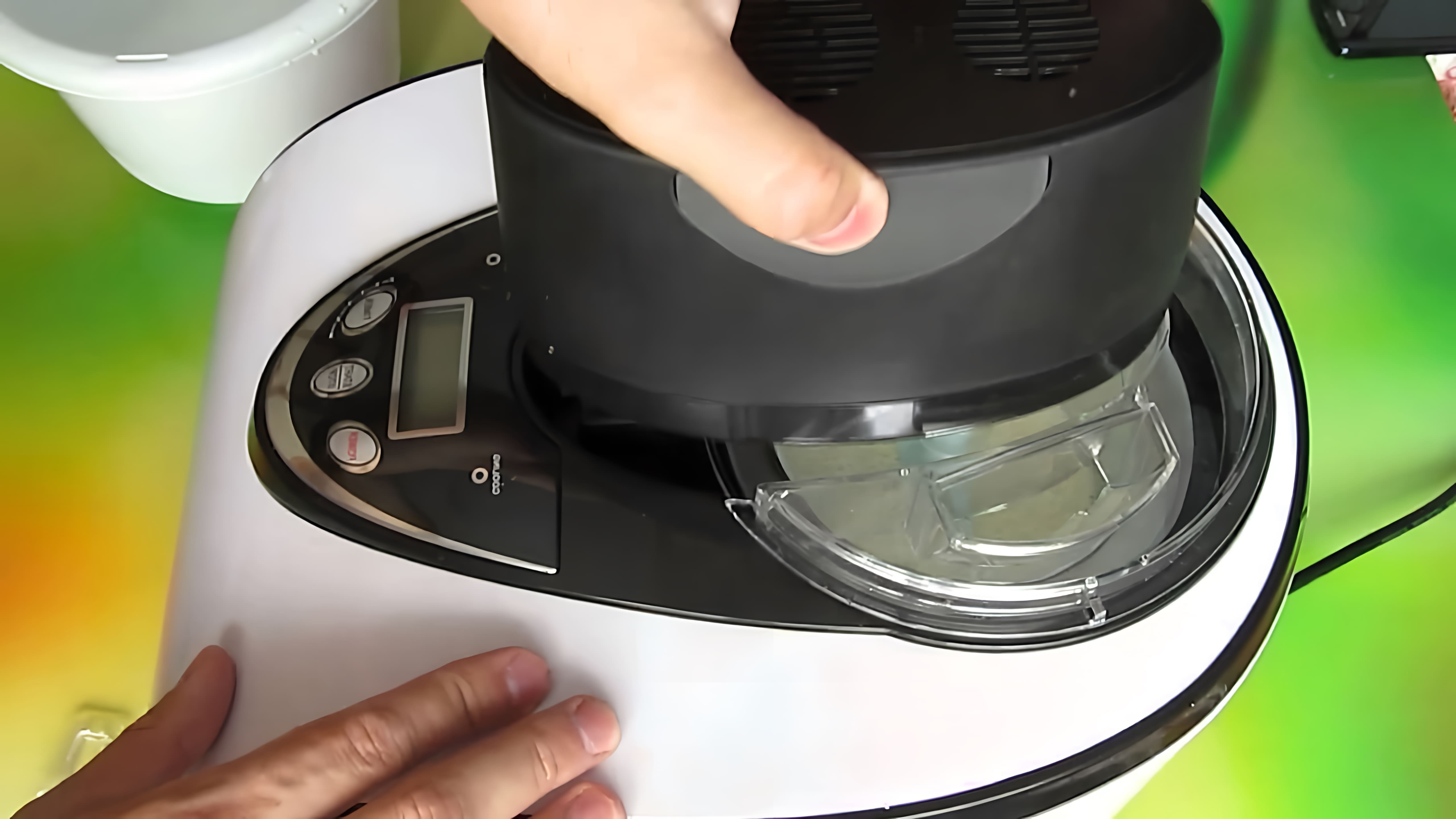 В этом видео демонстрируется процесс приготовления сливочного мороженого в домашних условиях