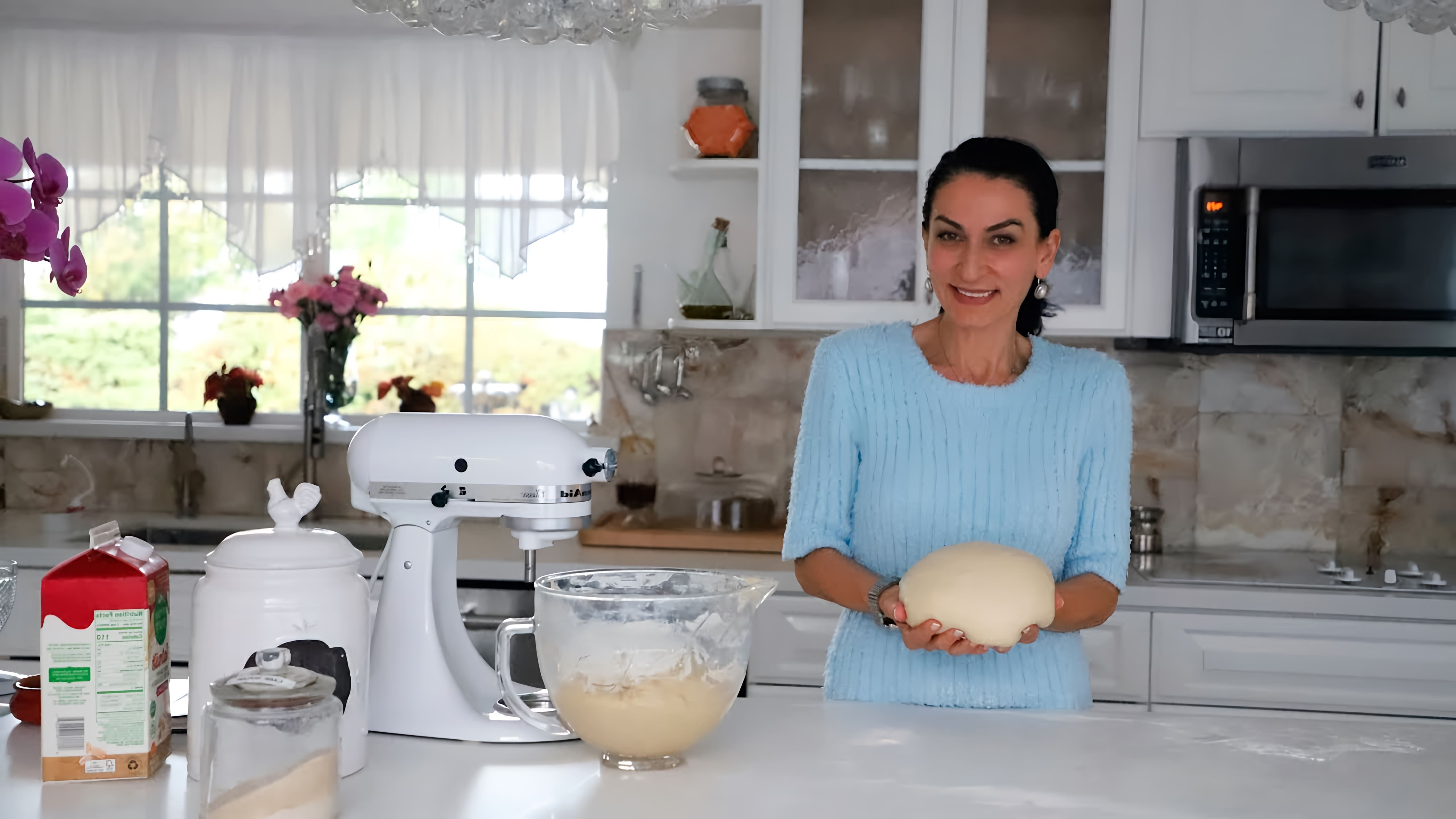 В этом видео Эгине демонстрирует рецепт универсального сдобного теста на закваске, которое можно использовать для приготовления пончиков, булочек, пирожков и гаты