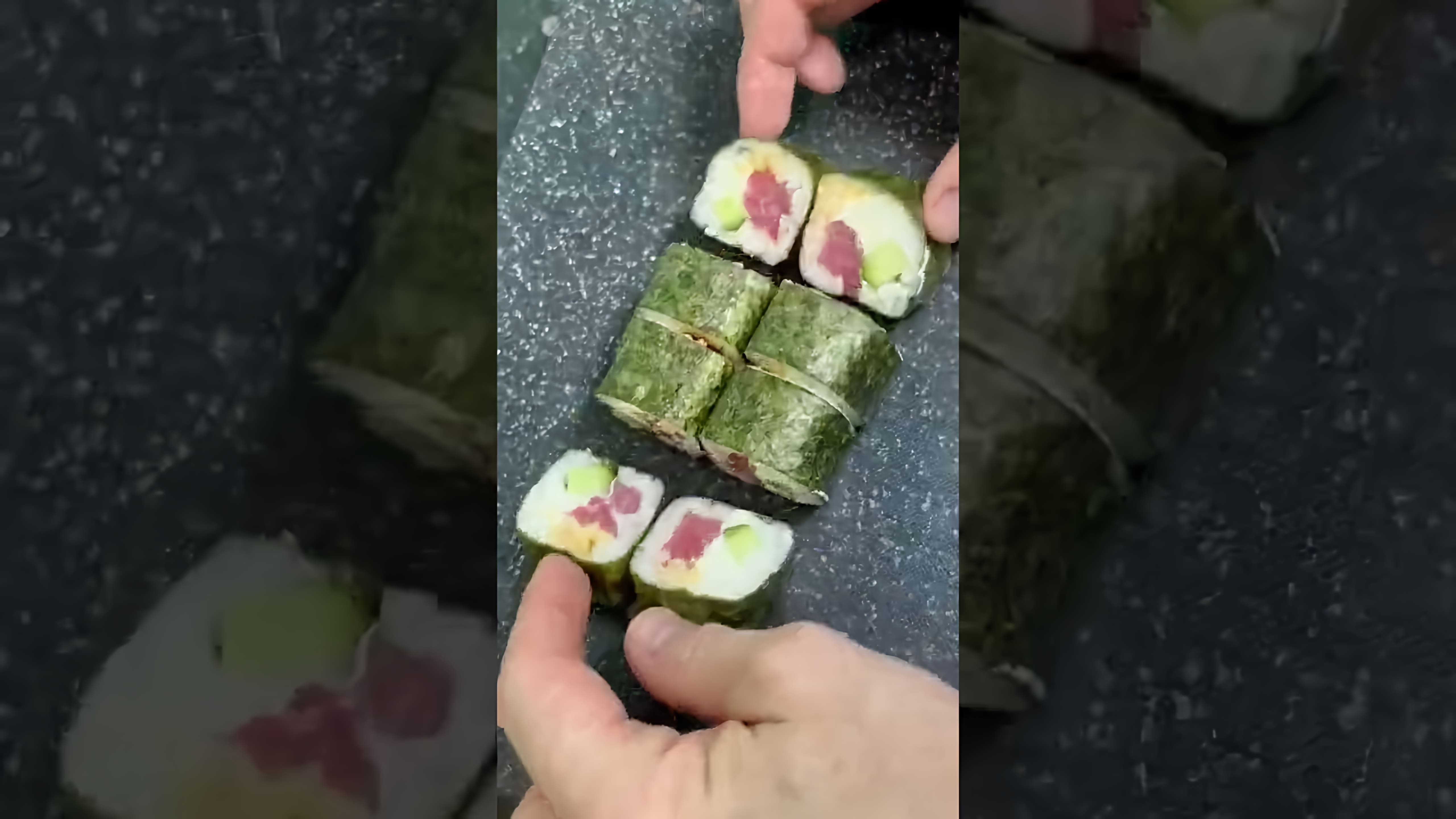 Видео рецепт для приготовления "шапки" или топпинга для запеченных суши-роллов