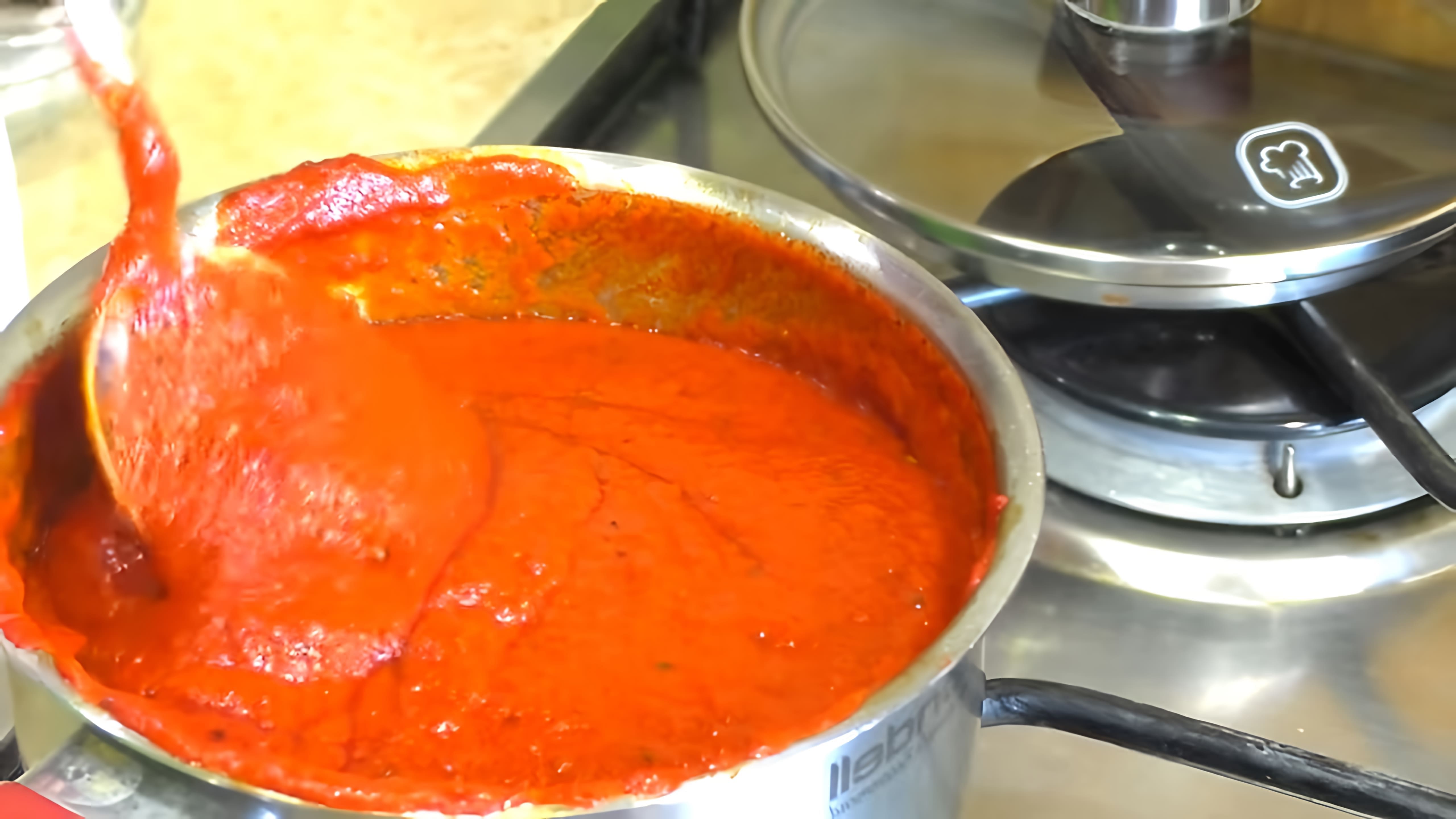 В этом видео Мария Мироновна рассказывает о том, как она заменила кетчуп на томатный соус, который готовится из томатной пасты, смеси приправ и воды