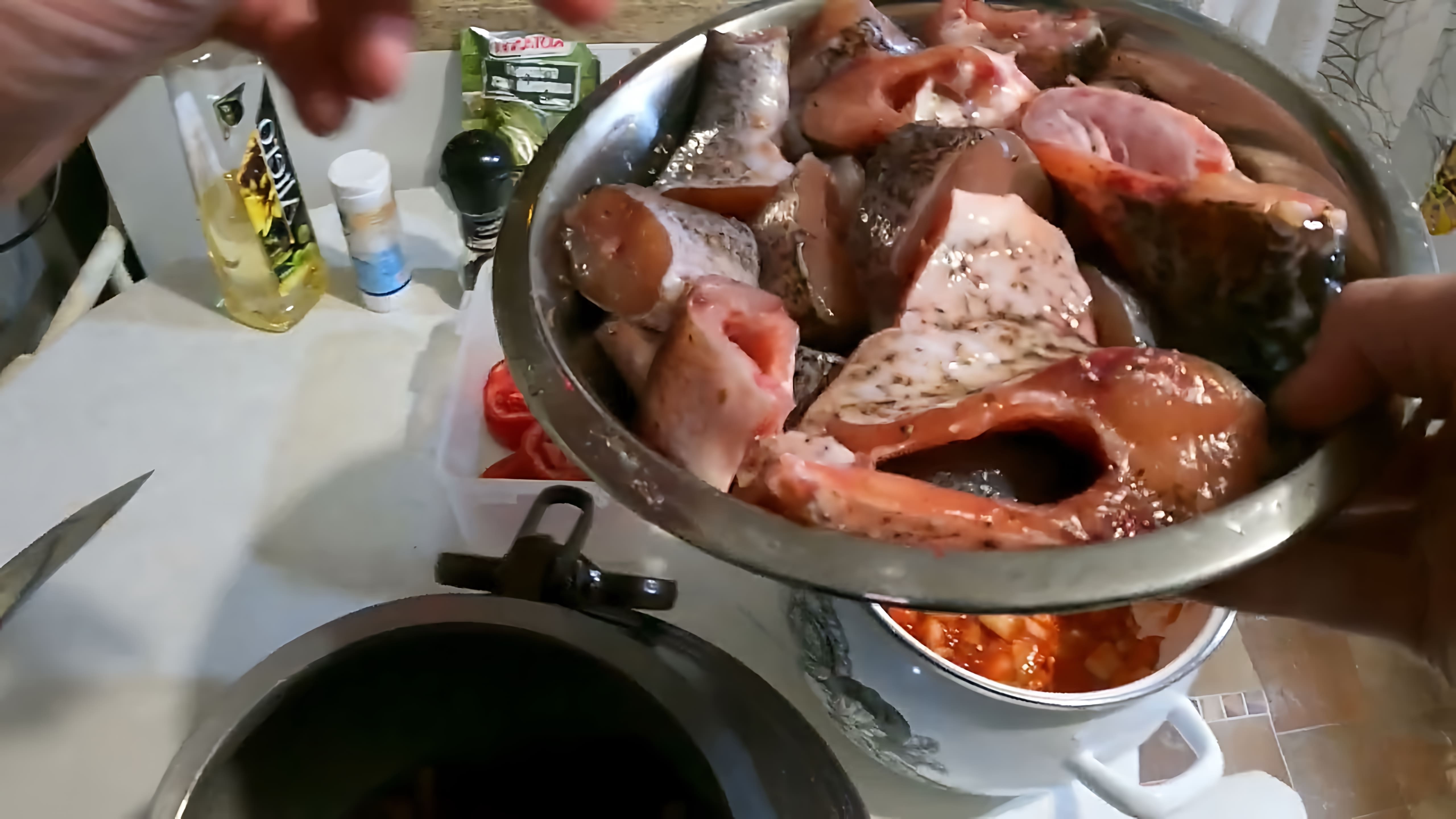 В данном видео демонстрируется процесс приготовления рыбы в афганском казане
