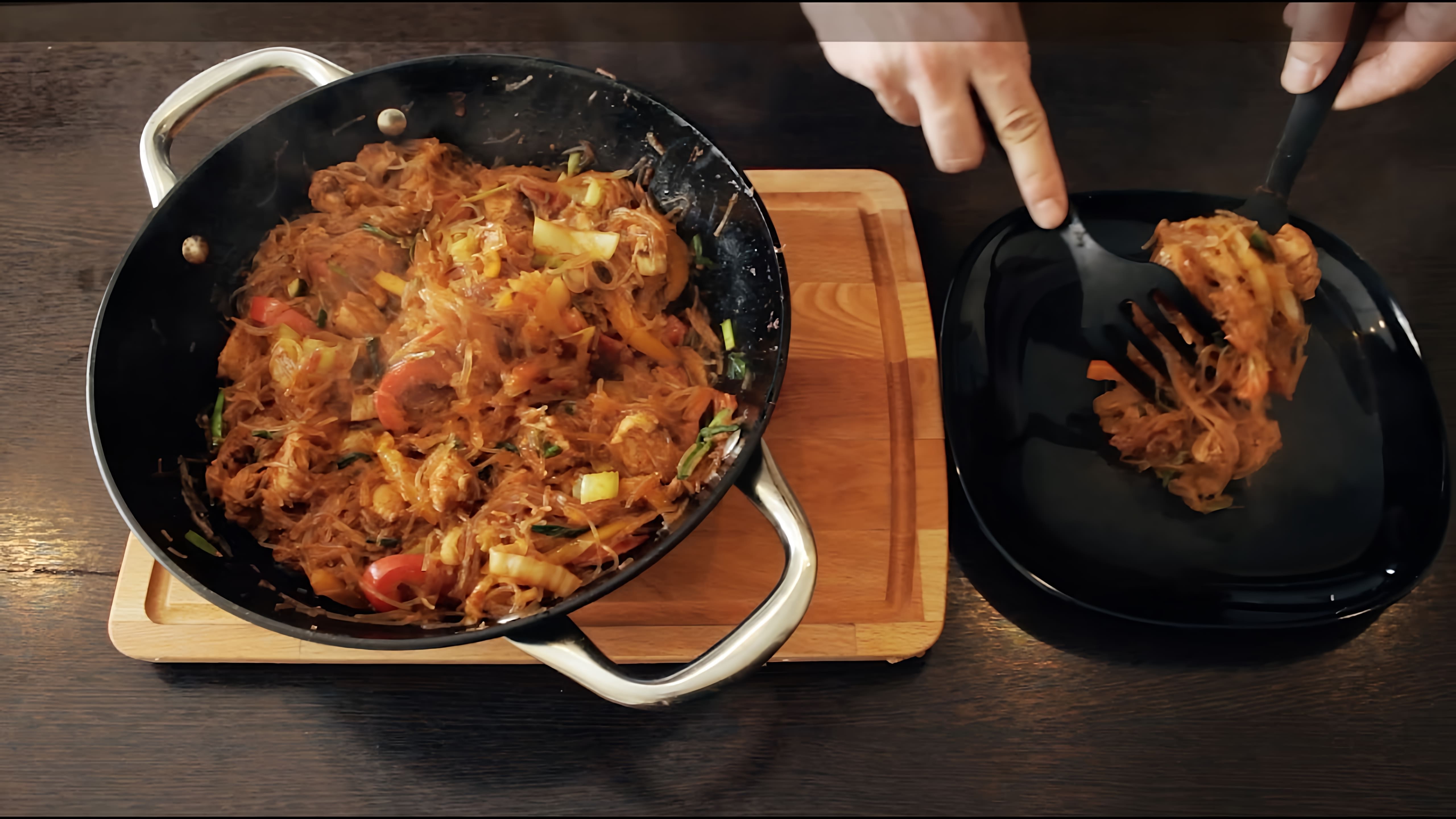 В этом видео демонстрируется рецепт приготовления вкусного блюда - лапши вок с мясом и овощами