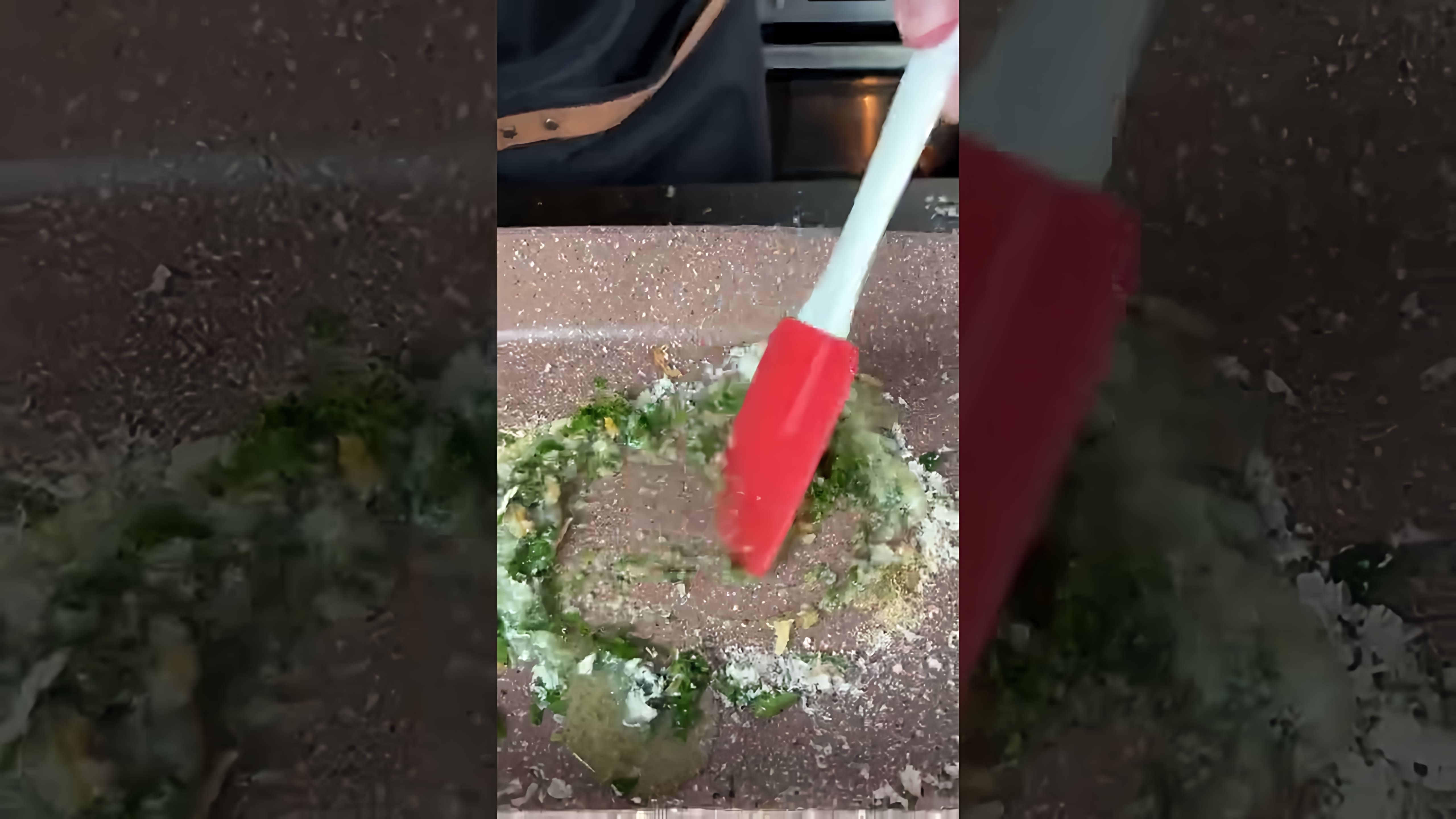В этом видео демонстрируется быстрый и вкусный способ приготовления картофеля по-селянски в духовке