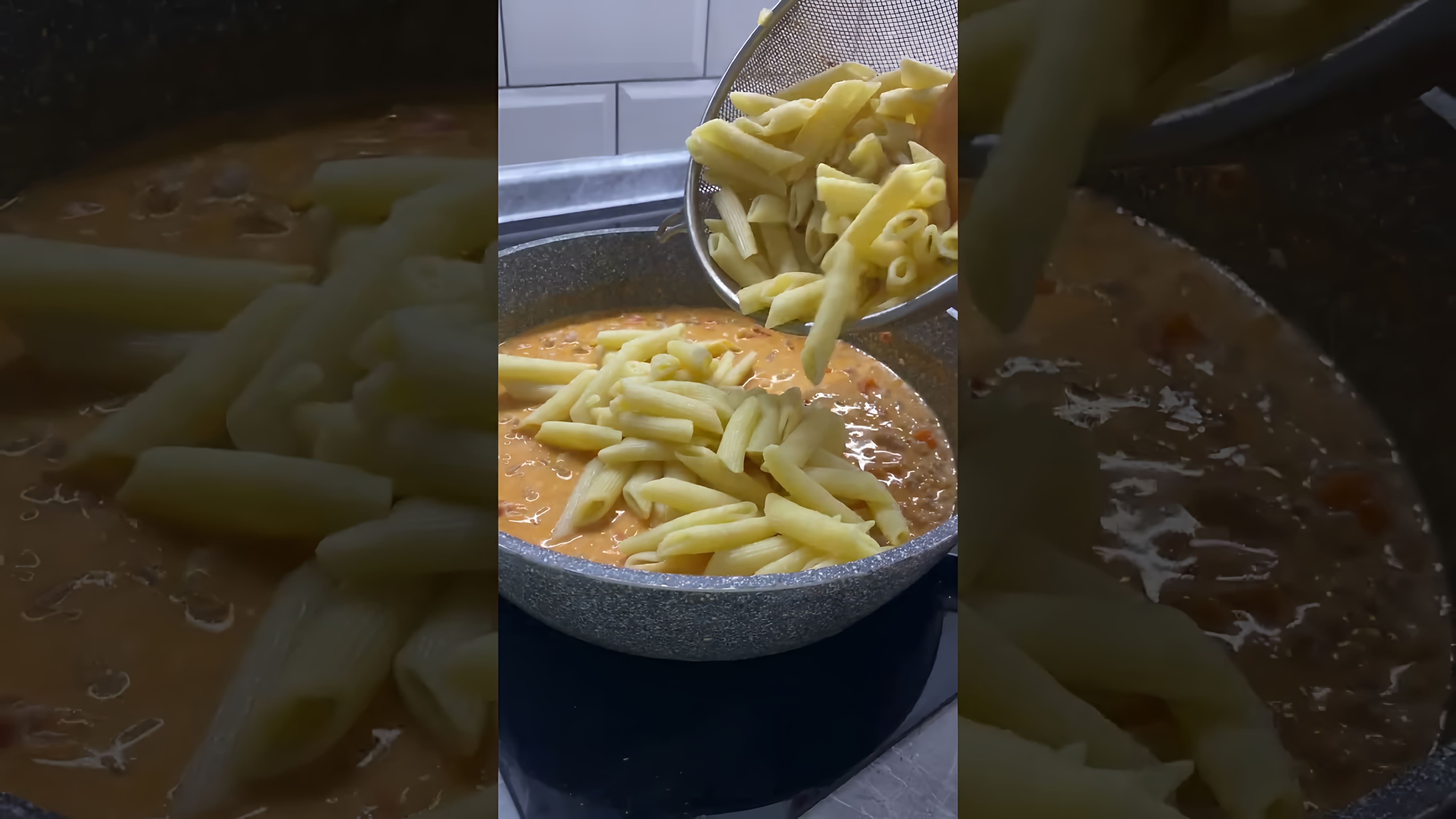 В этом видео демонстрируется рецепт приготовления макарон с фаршем