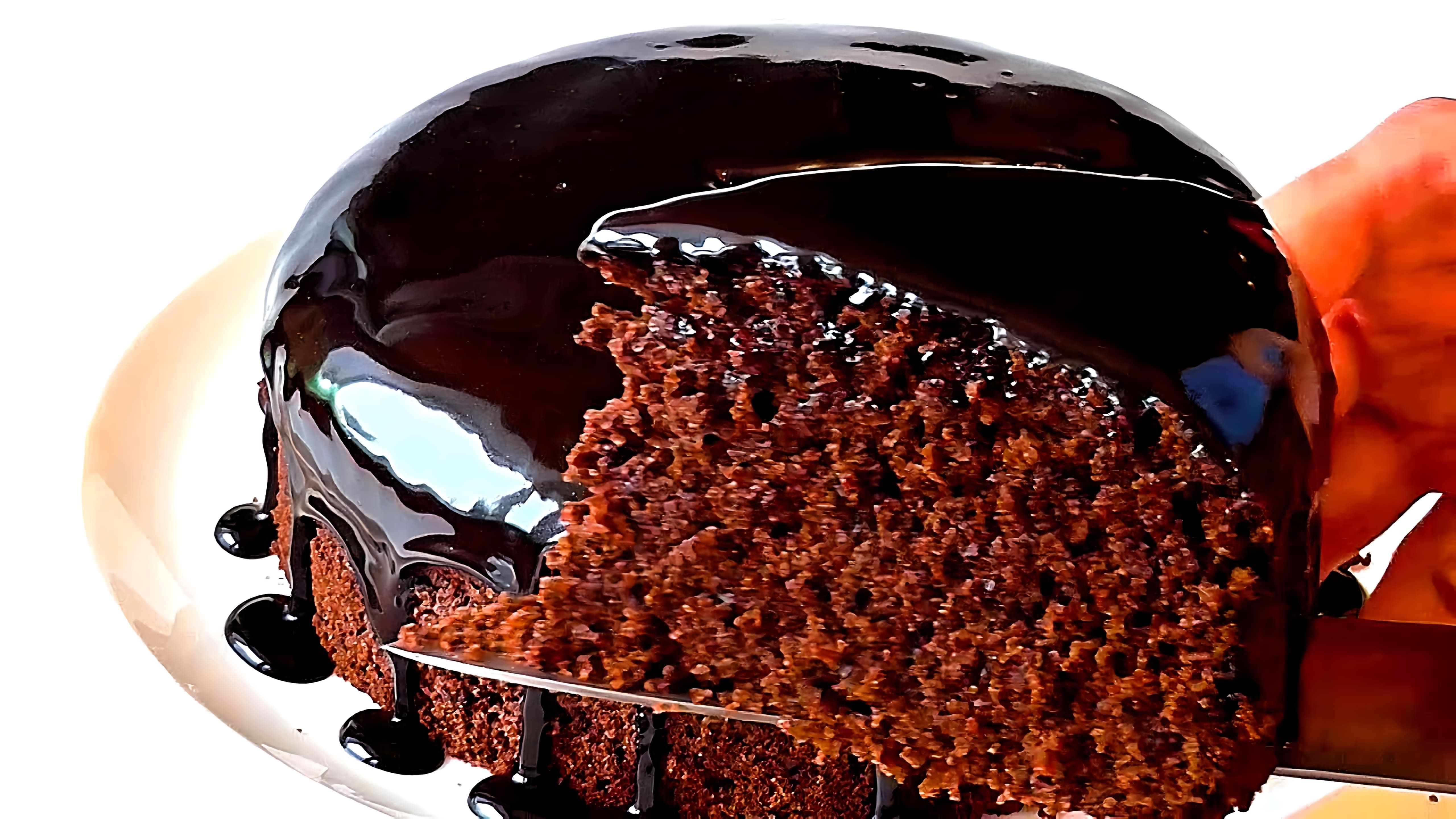 В этом видео демонстрируется рецепт шоколадного манника без яиц и молочных продуктов