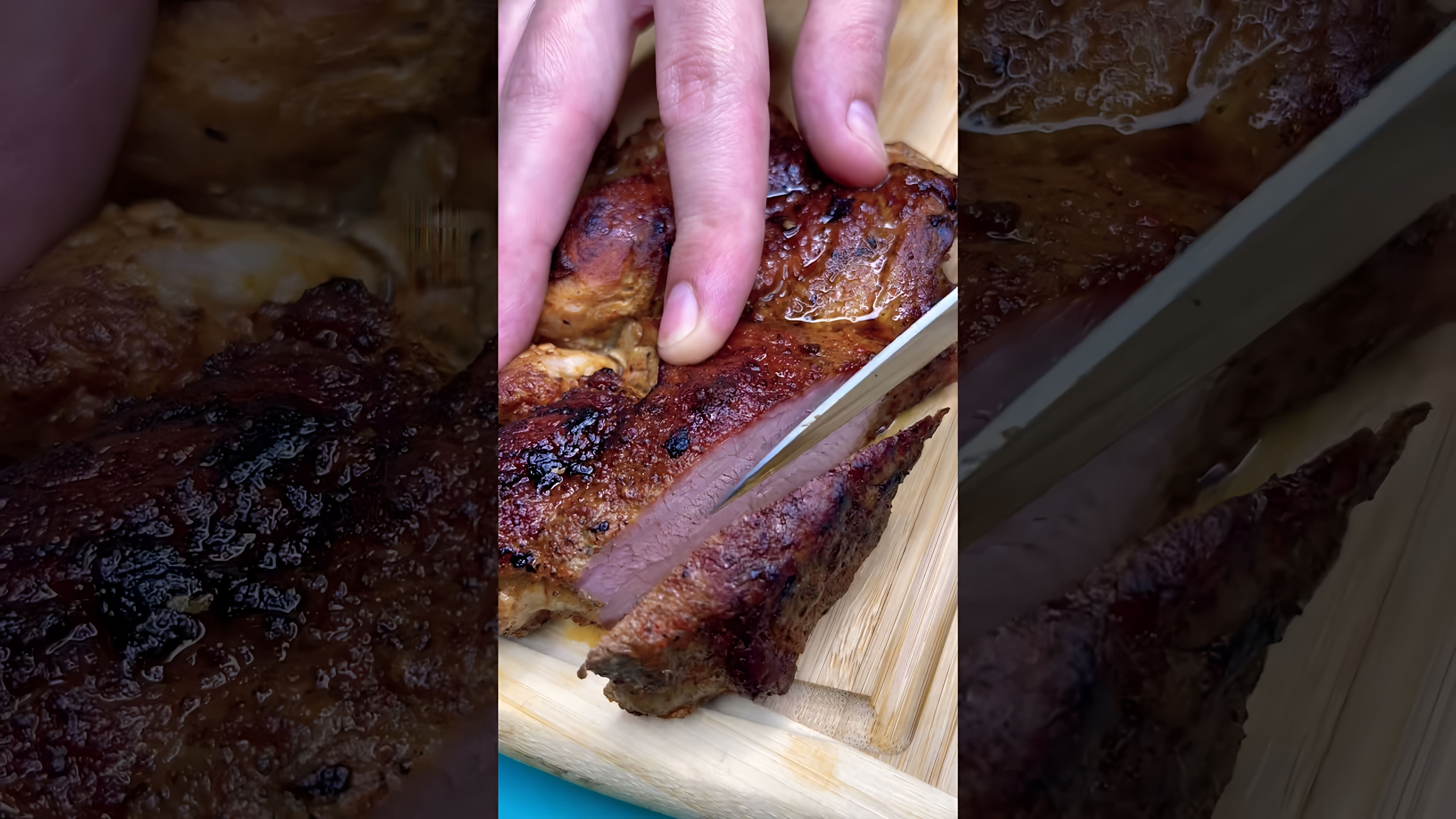 В этом видео-ролике вы увидите, как приготовить сочный стейк из свинины на гриле