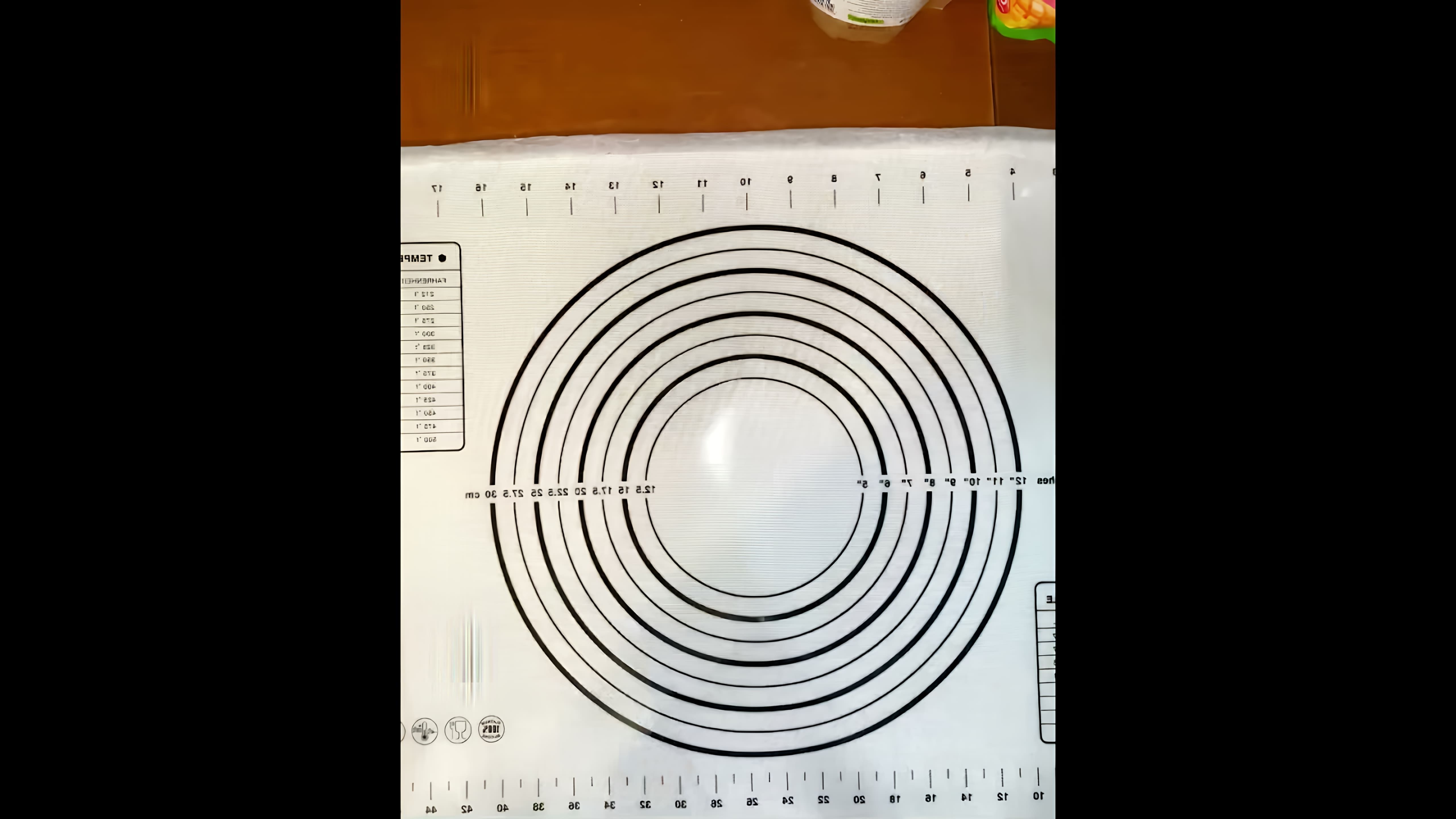 В этом видео демонстрируется рецепт приготовления обалденной закуски, которая украсит праздничный стол