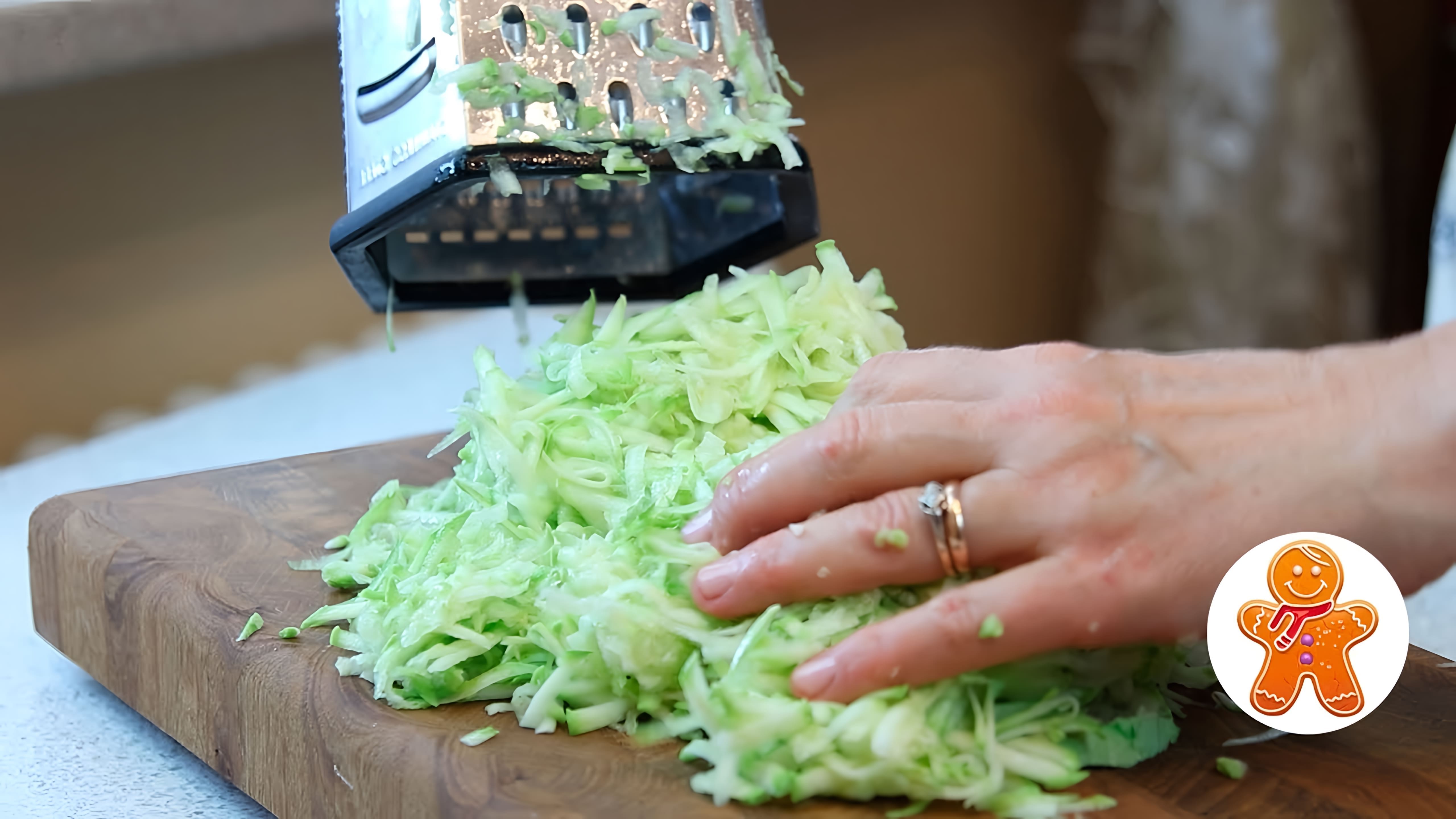 В этом видео демонстрируется простой и быстрый рецепт творожной запеканки с кабачками