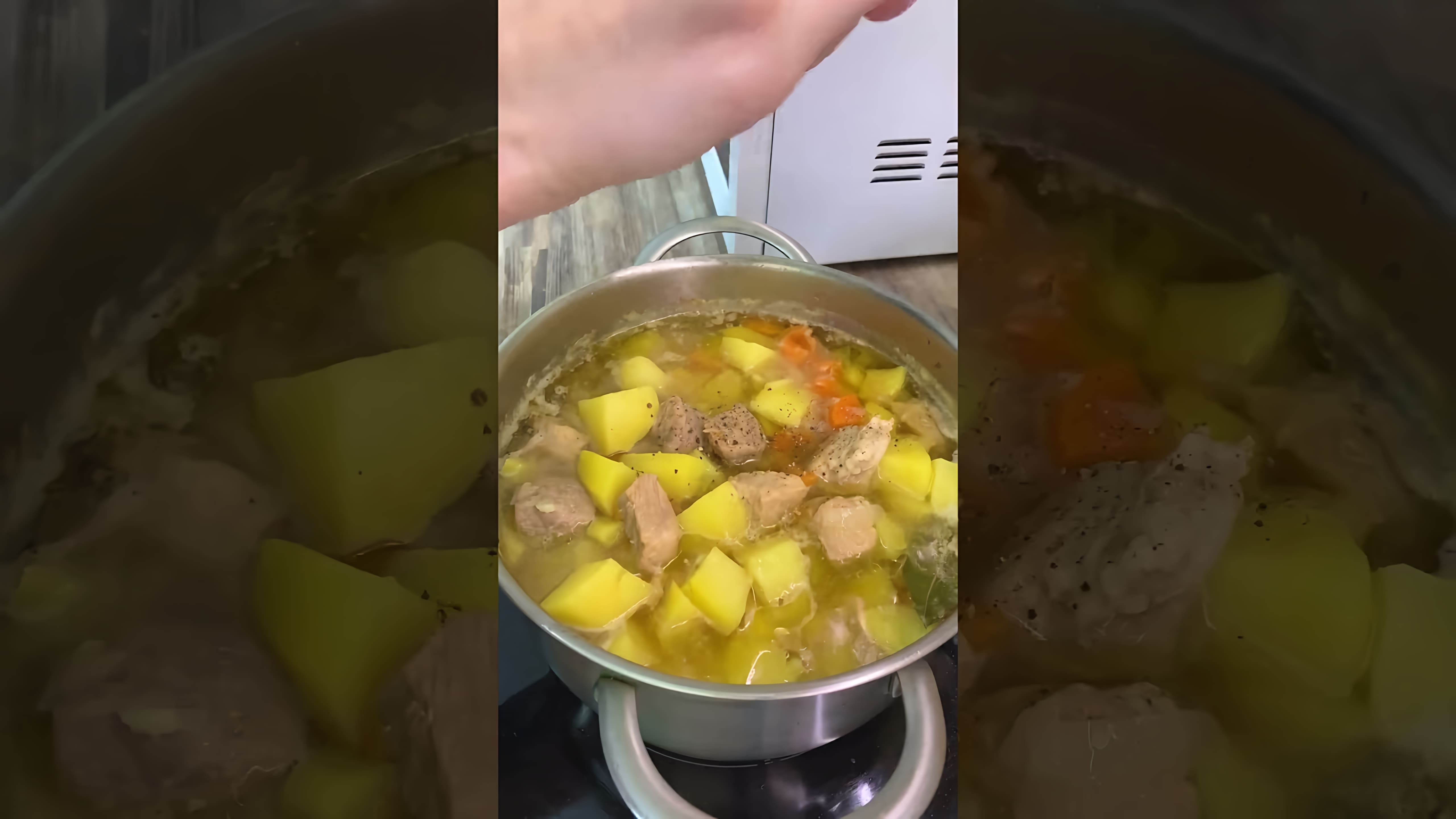 В этом видео демонстрируется процесс приготовления вкусной и ароматной тушеной картошки с мясом