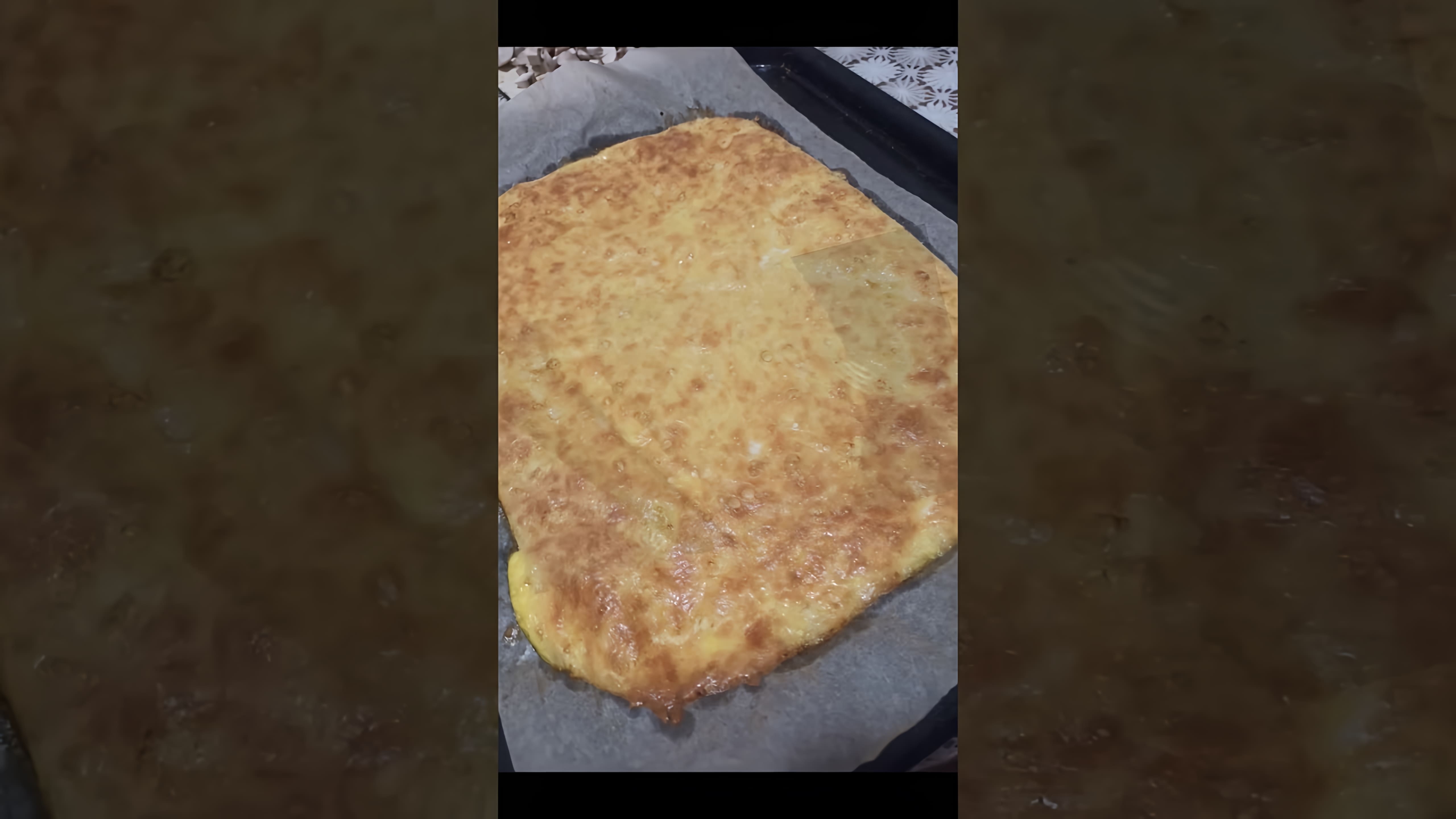 В этом видео-ролике демонстрируется процесс приготовления сырного рулета с куриным фаршем и шампиньонами