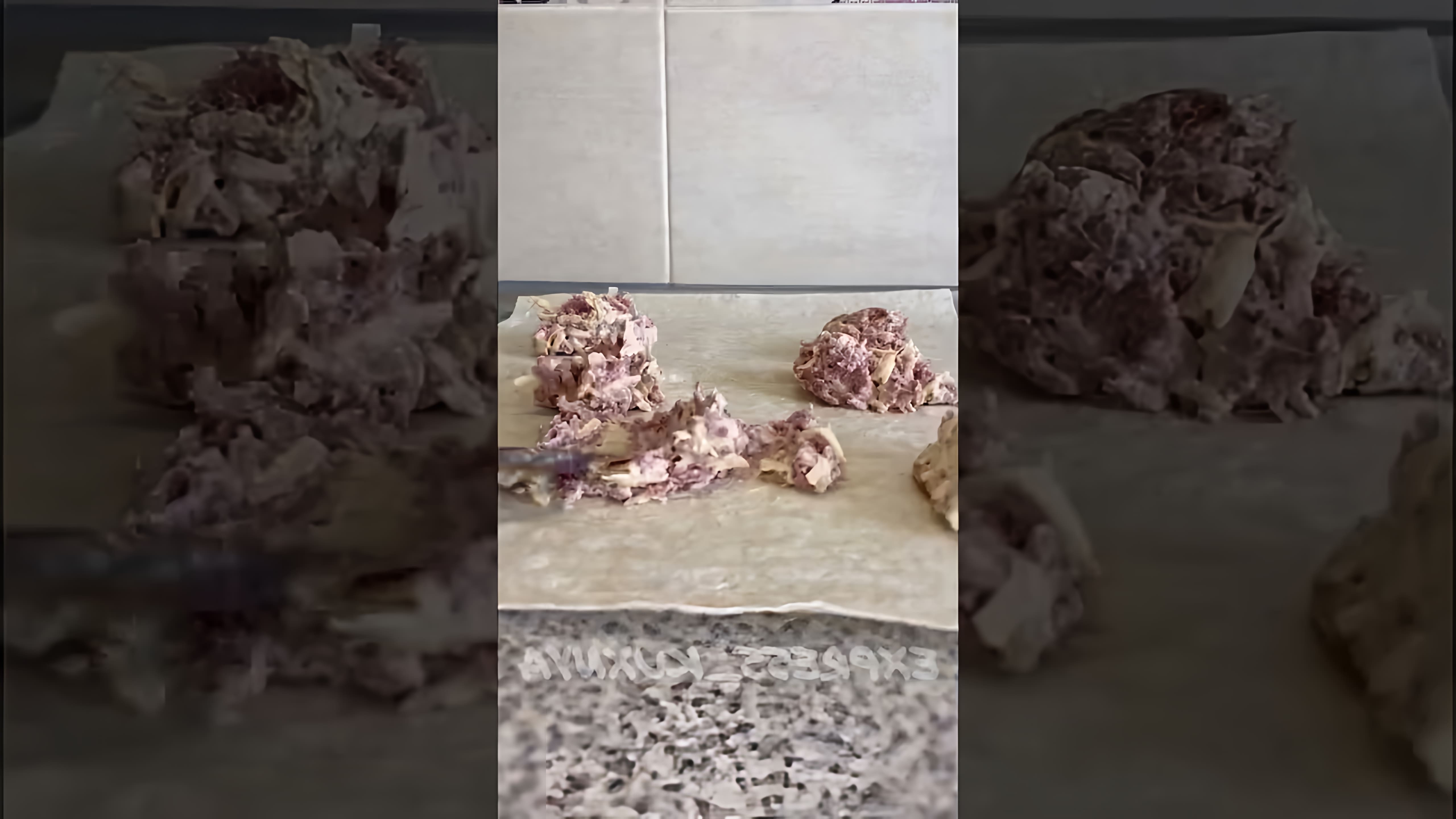 В этом видео демонстрируется процесс приготовления рулетиков из лаваша с сыром и ветчиной