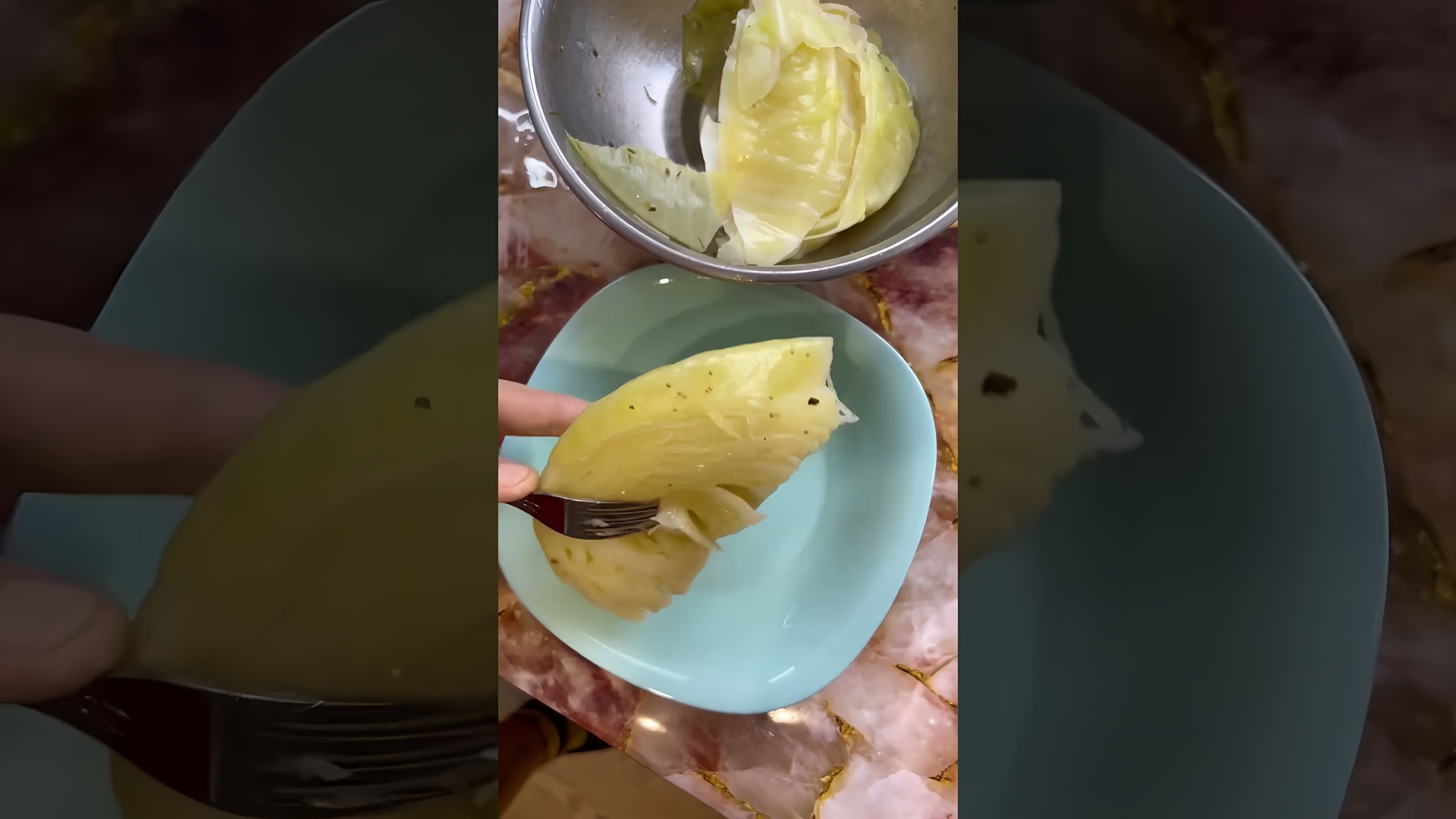 В этом видео демонстрируется, как приготовить вкусную капусту из рассола от огурцов