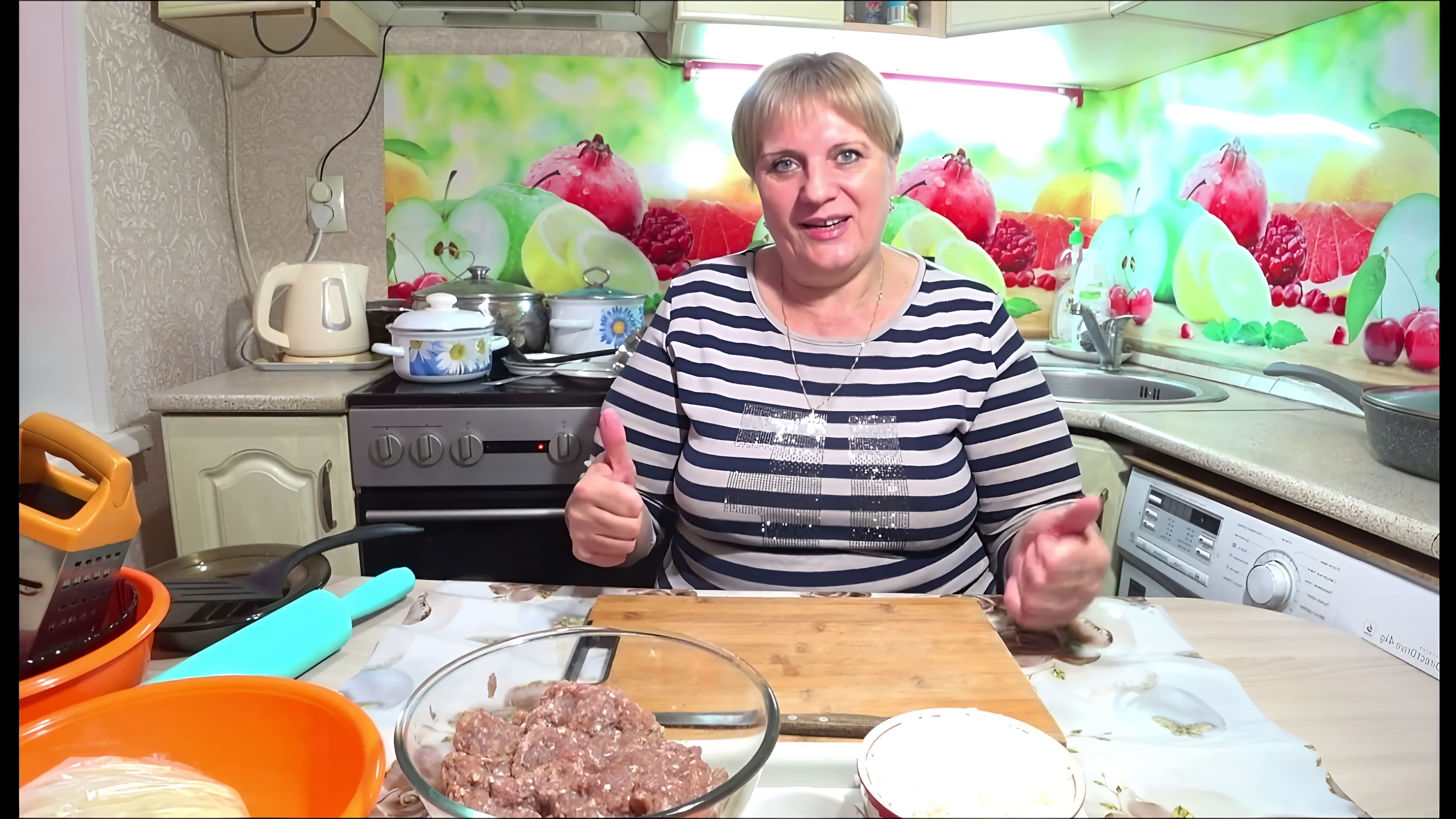 В этом видео демонстрируется рецепт приготовления блюда из фарша, которое готовится в одной сковороде