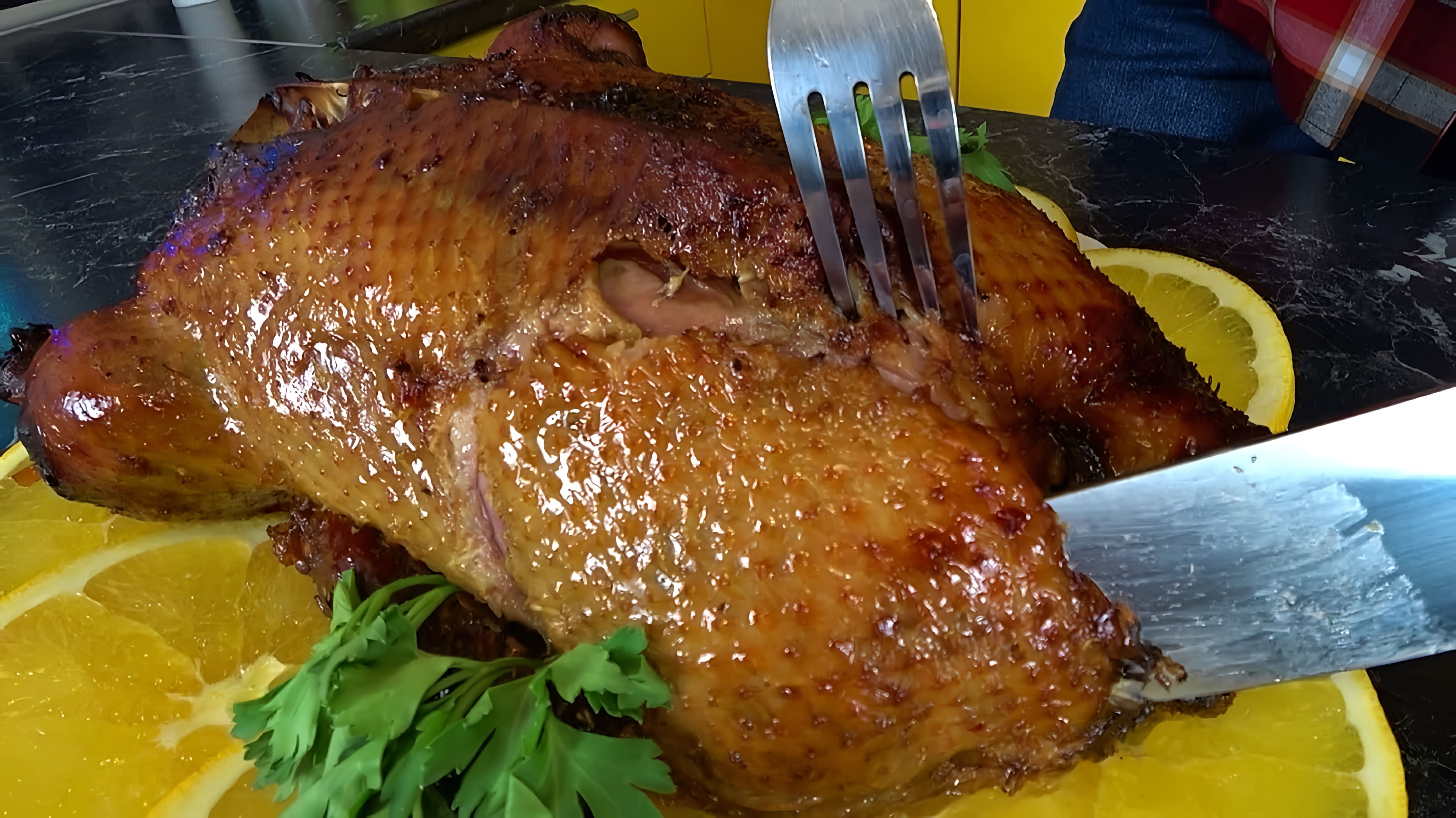 Видео рецепт запеченной утки с яблоками, которая представлена как блюдо, подходящее для праздничного стола
