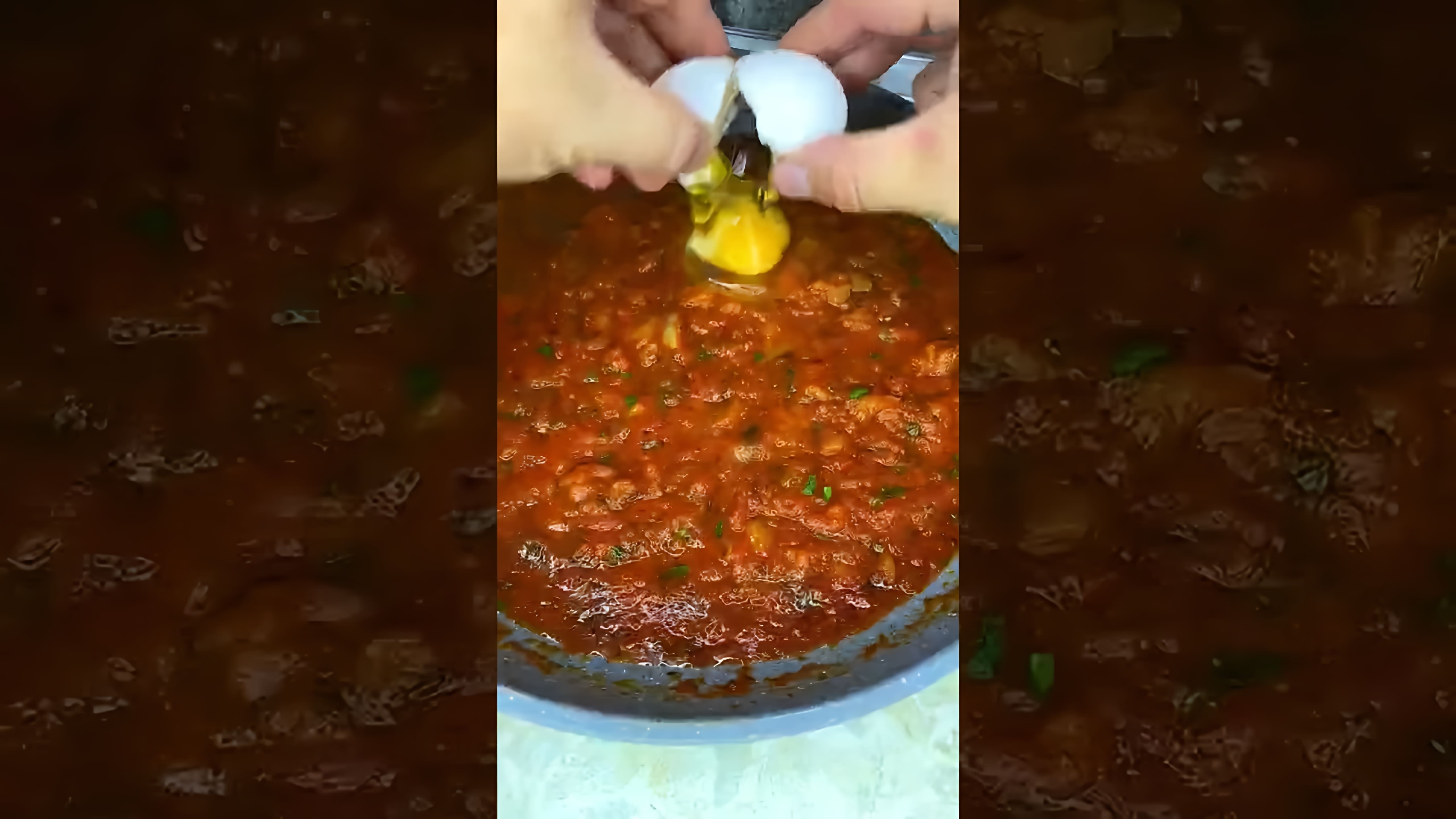 В этом видео демонстрируется простой и быстрый рецепт приготовления макарон с томатным соусом
