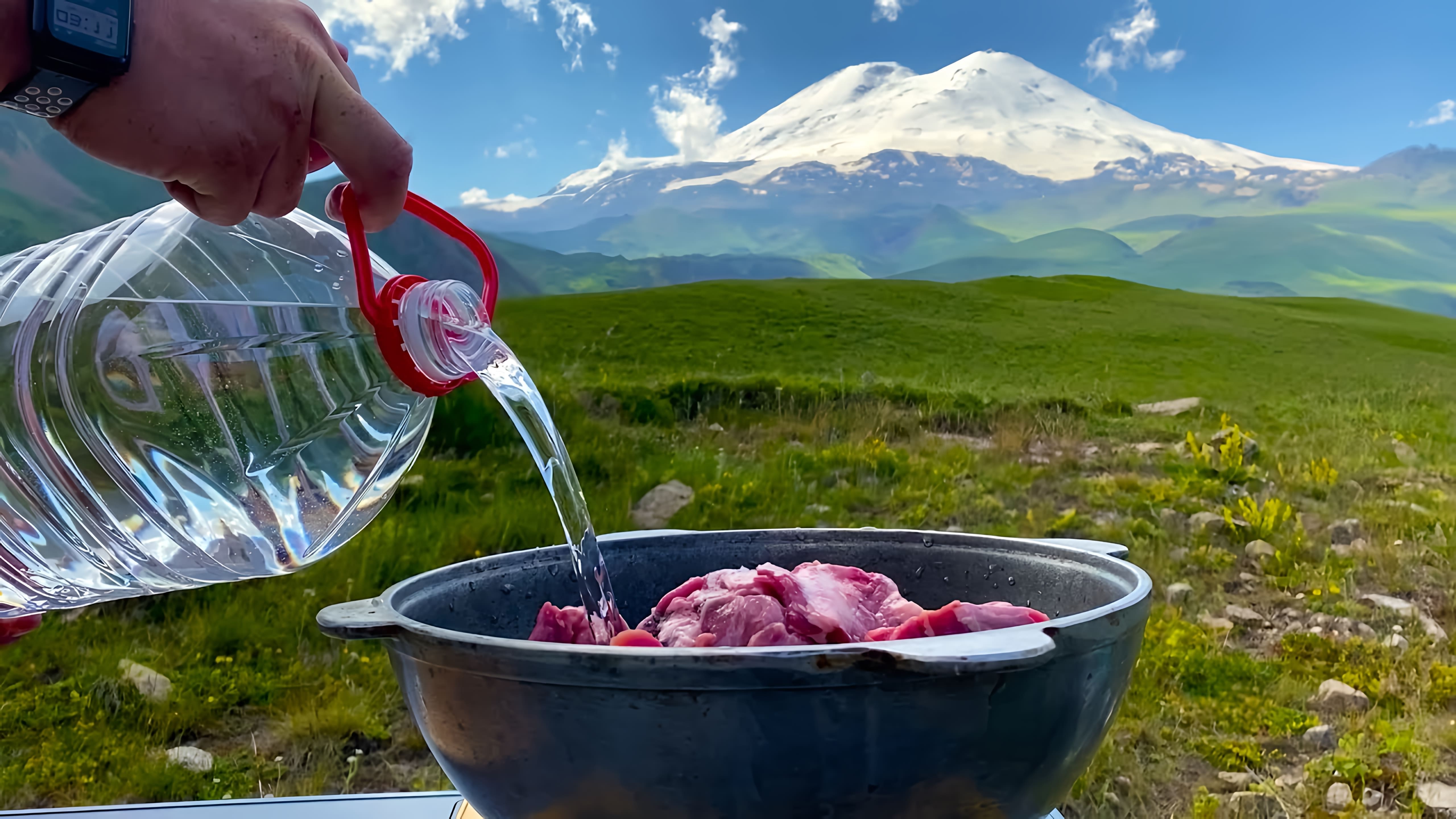 В этом видео-ролике мы готовим вкуснейшее национальное осетинское блюдо "Туйра" с видом на величественный Эльбрус