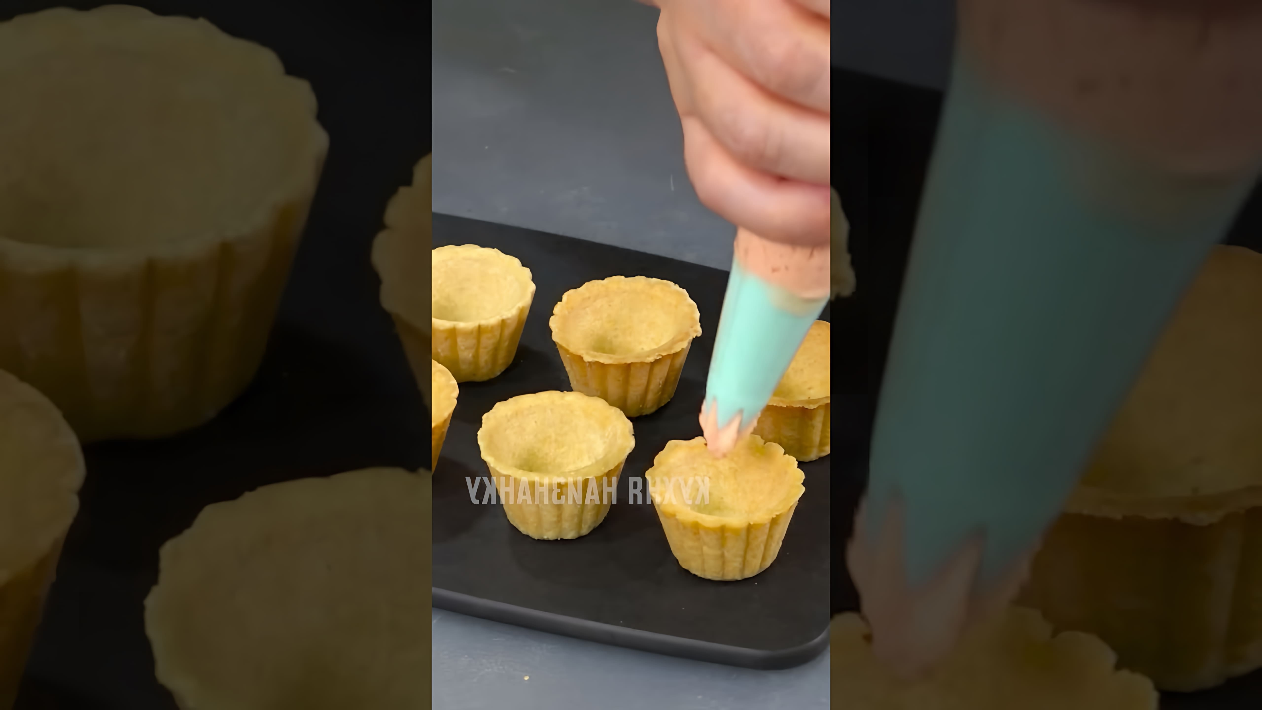 В этом видео девушка показывает, как приготовить вкусную и красивую закуску для праздничного стола