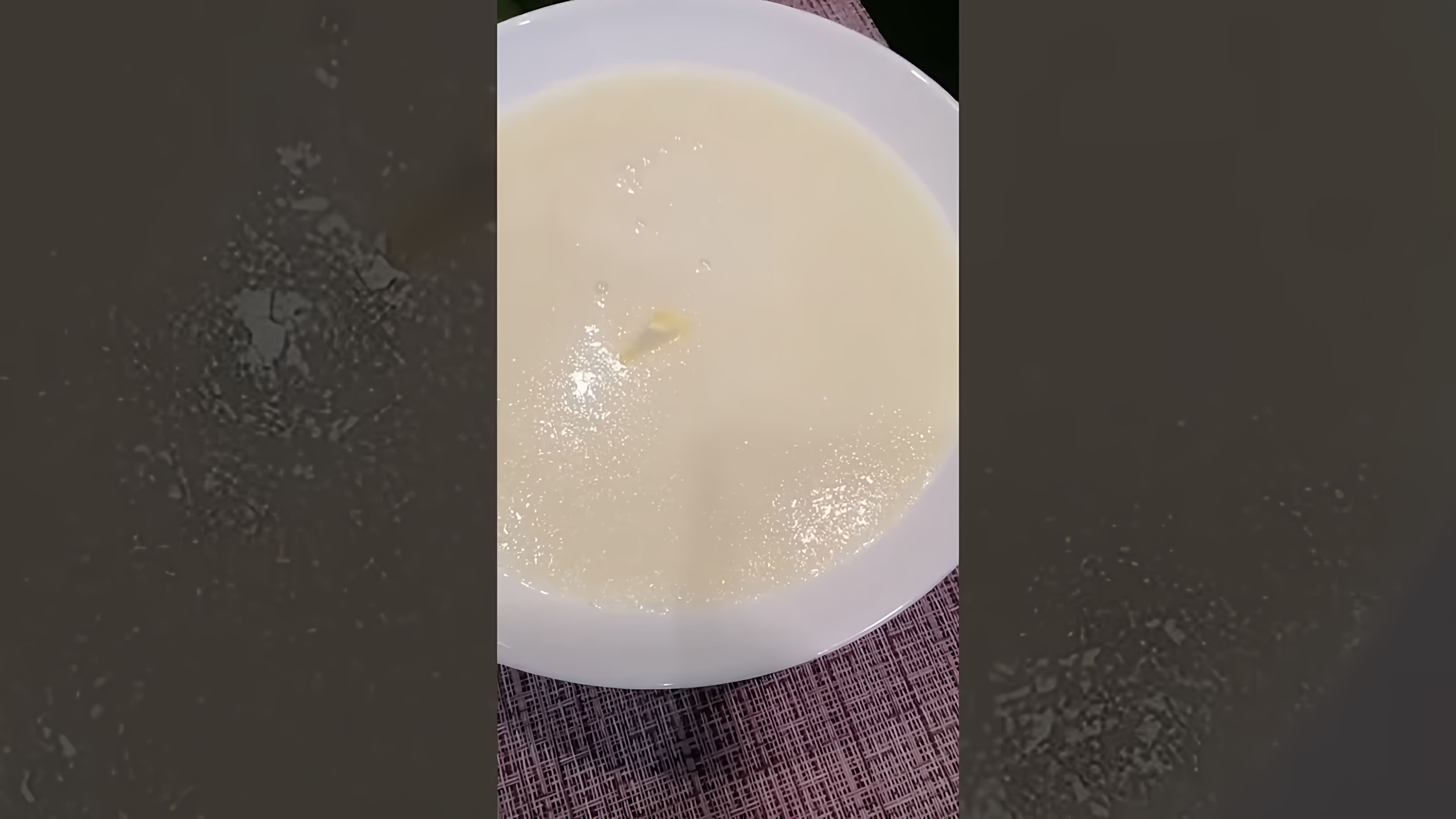 В этом видео демонстрируется рецепт приготовления идеальной манной каши без комочков