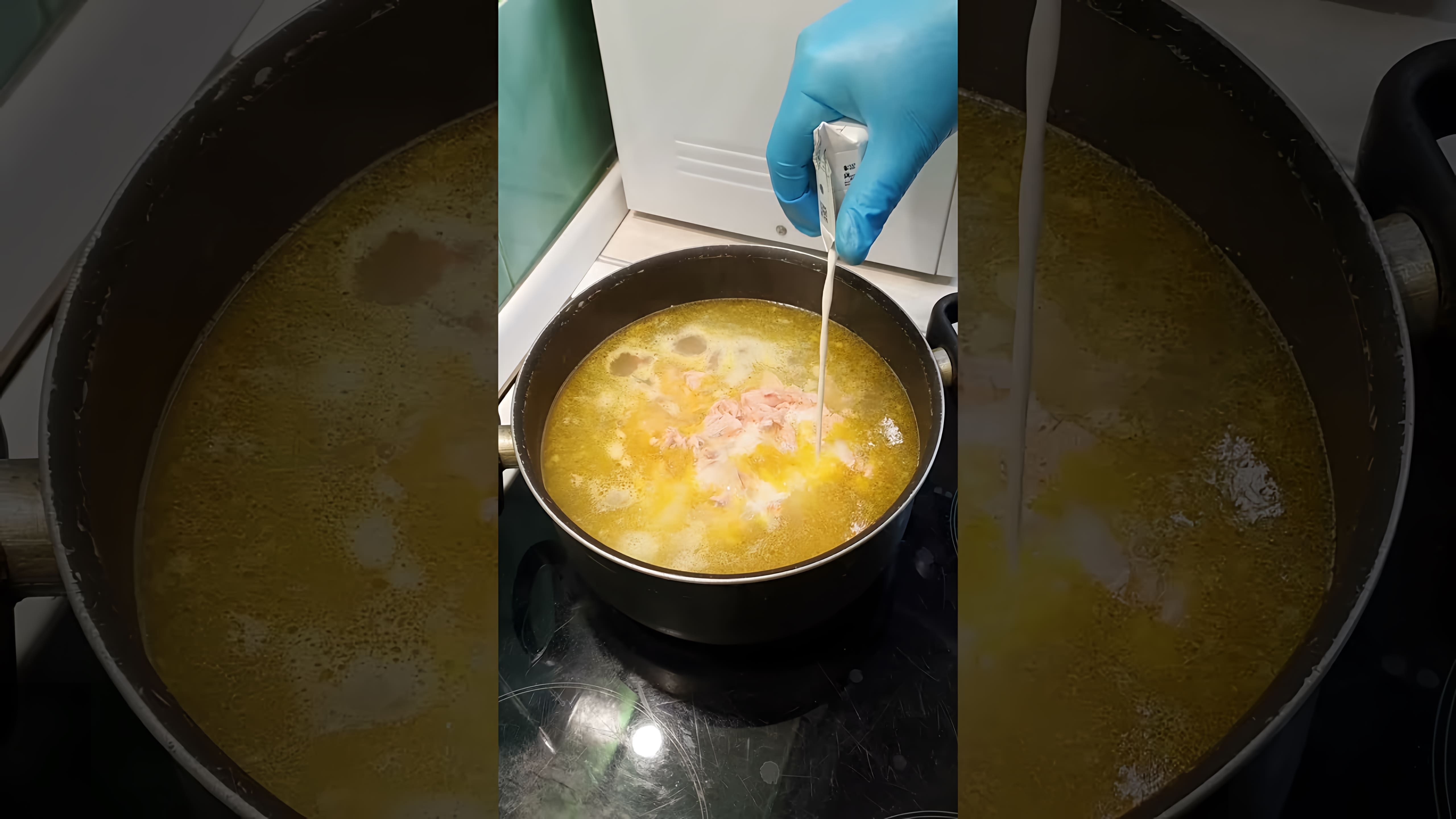 В этом видео демонстрируется процесс приготовления сливочного супа с красной рыбой