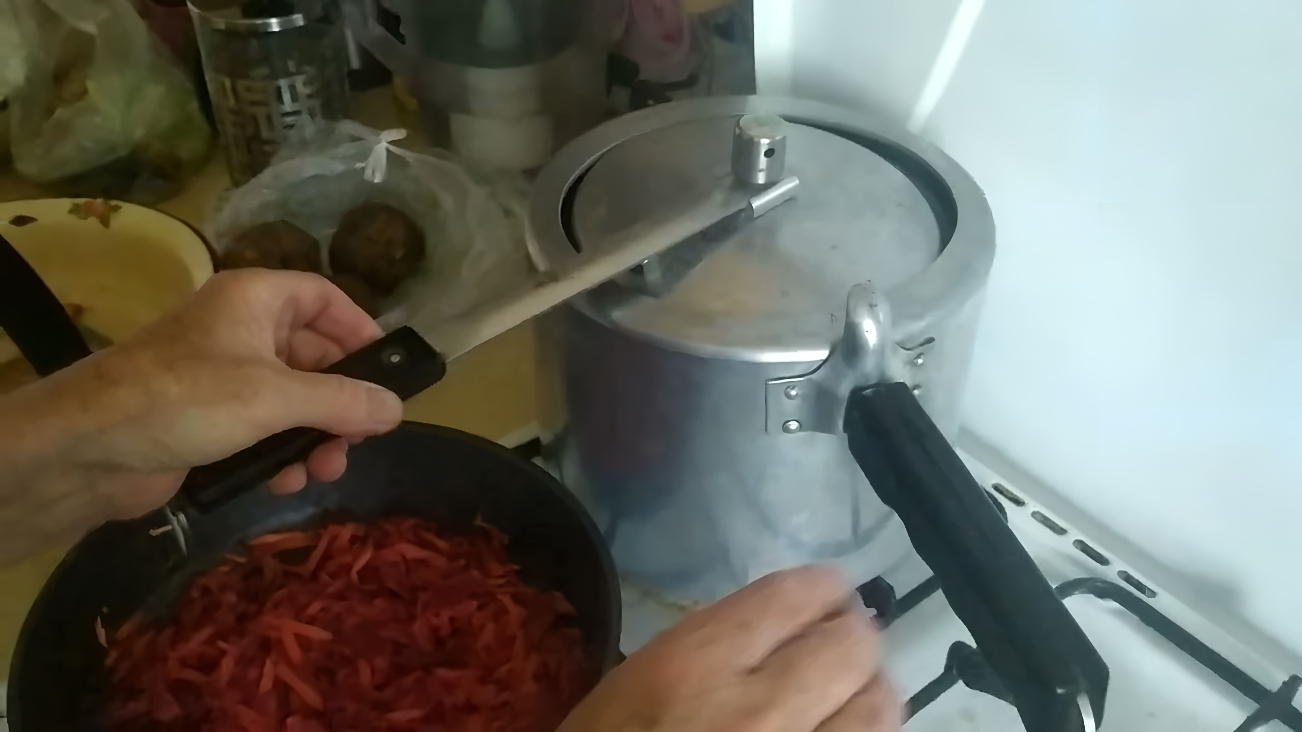 В данном видео демонстрируется использование советской скороварки для приготовления борща