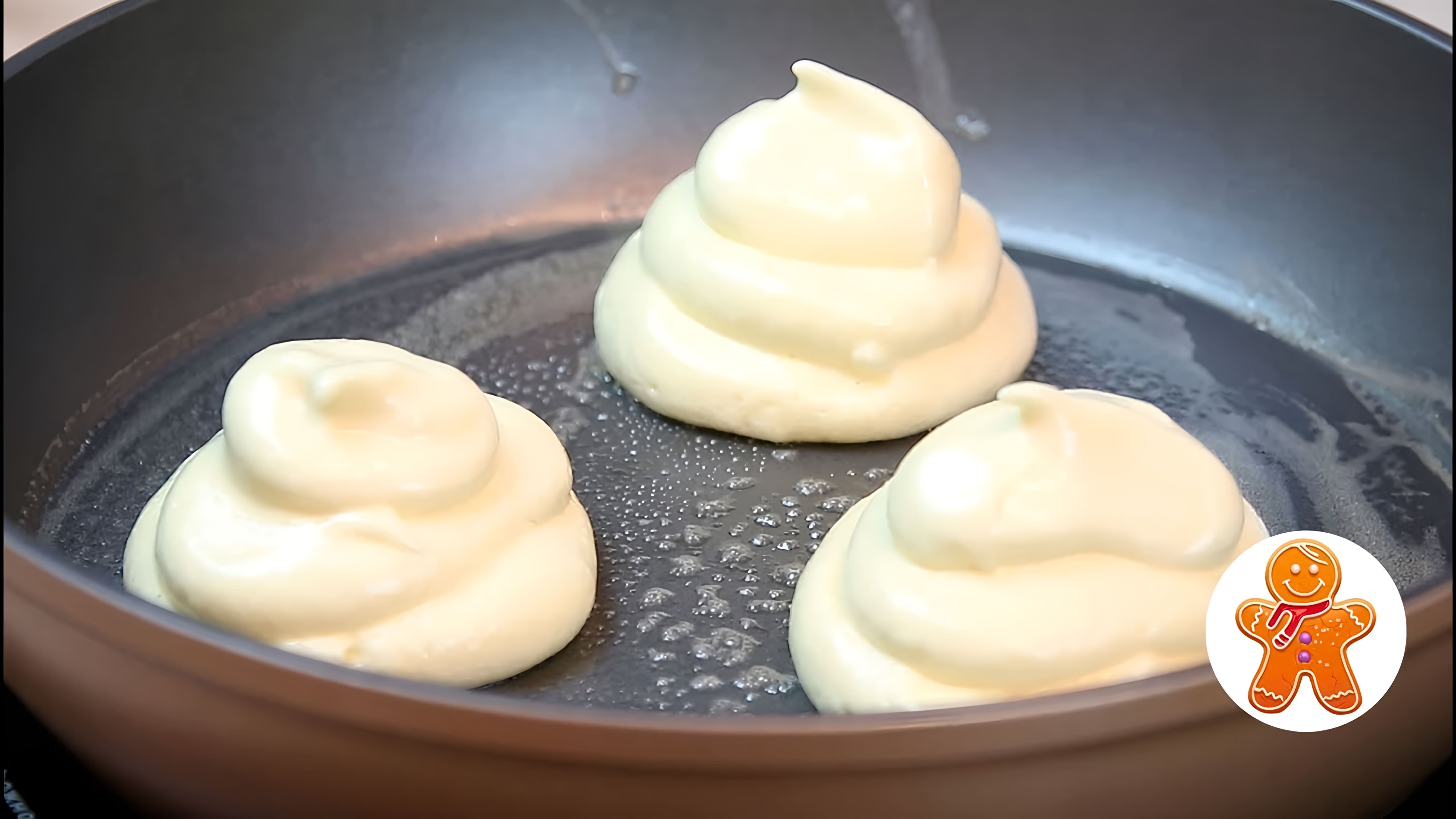 В этом видео демонстрируется процесс приготовления японских панкейков, которые также известны как пышные оладьи или суфле панкейки