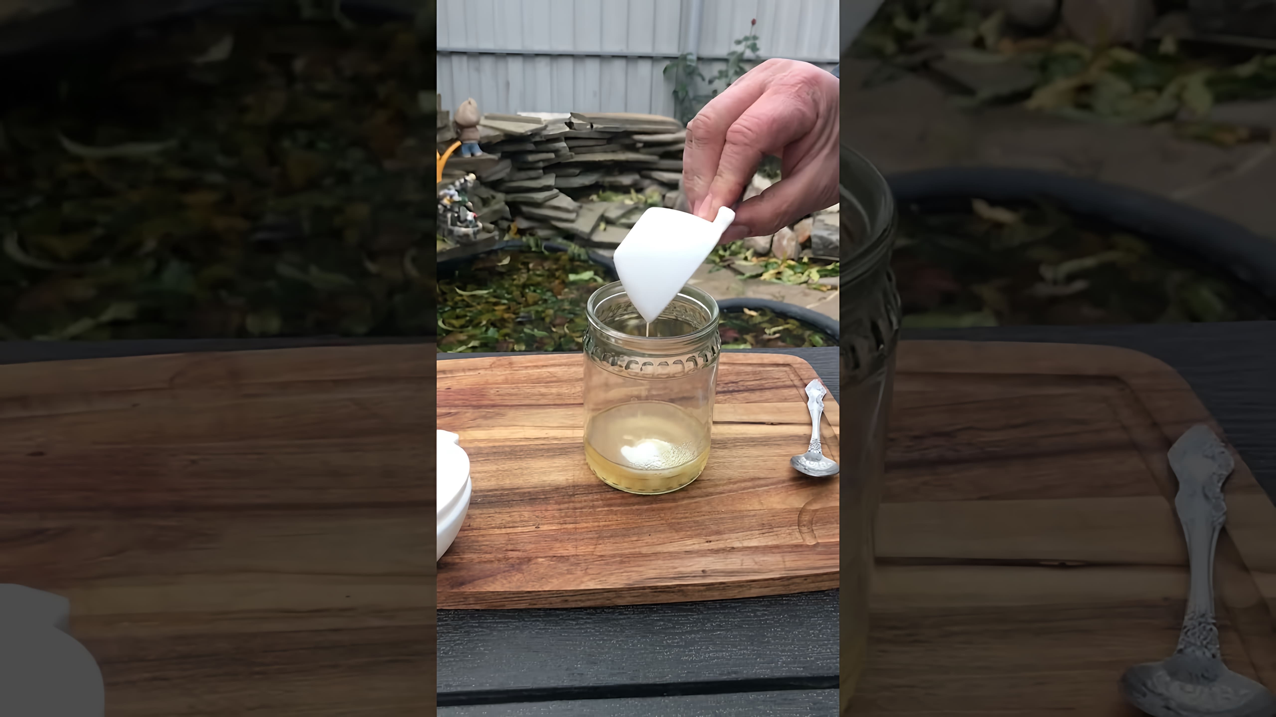 В этом видео демонстрируется, как приготовить домашний майонез без яиц всего за одну минуту