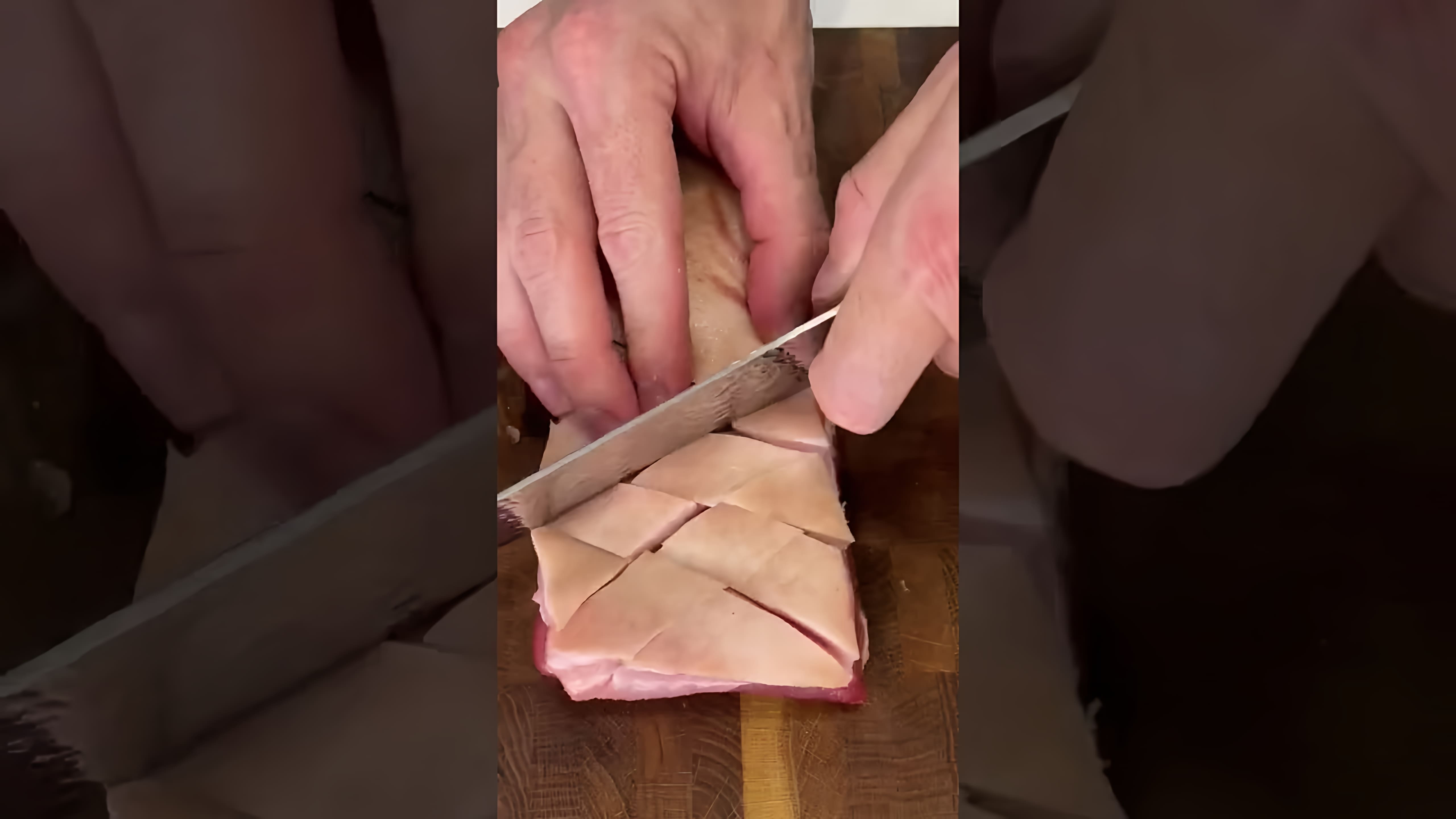 В этом видео демонстрируется процесс приготовления свиной грудинки в медово-горчичном соусе