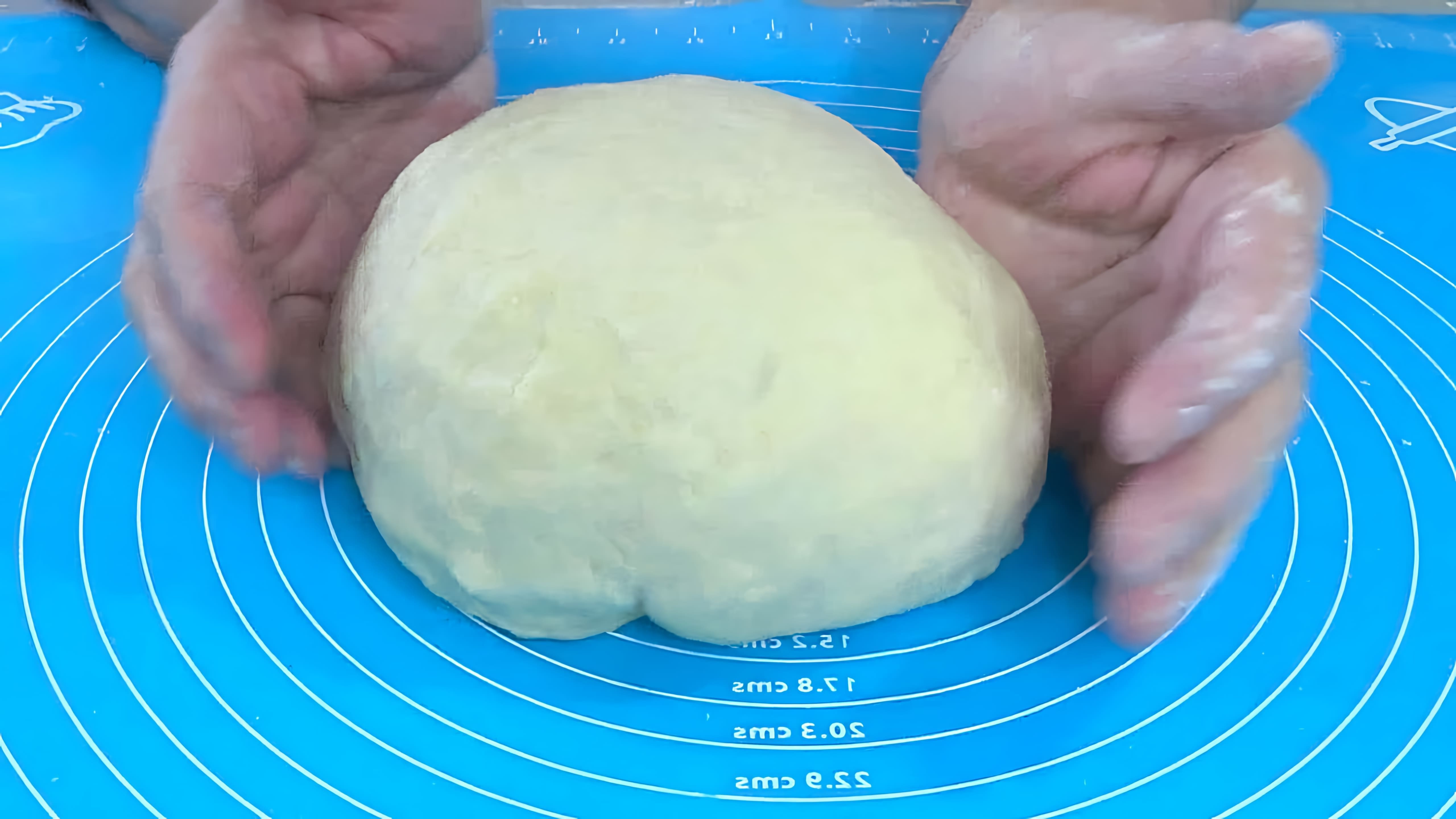 В данном видео демонстрируется процесс приготовления идеального теста для вареников, пельменей и чебуреков