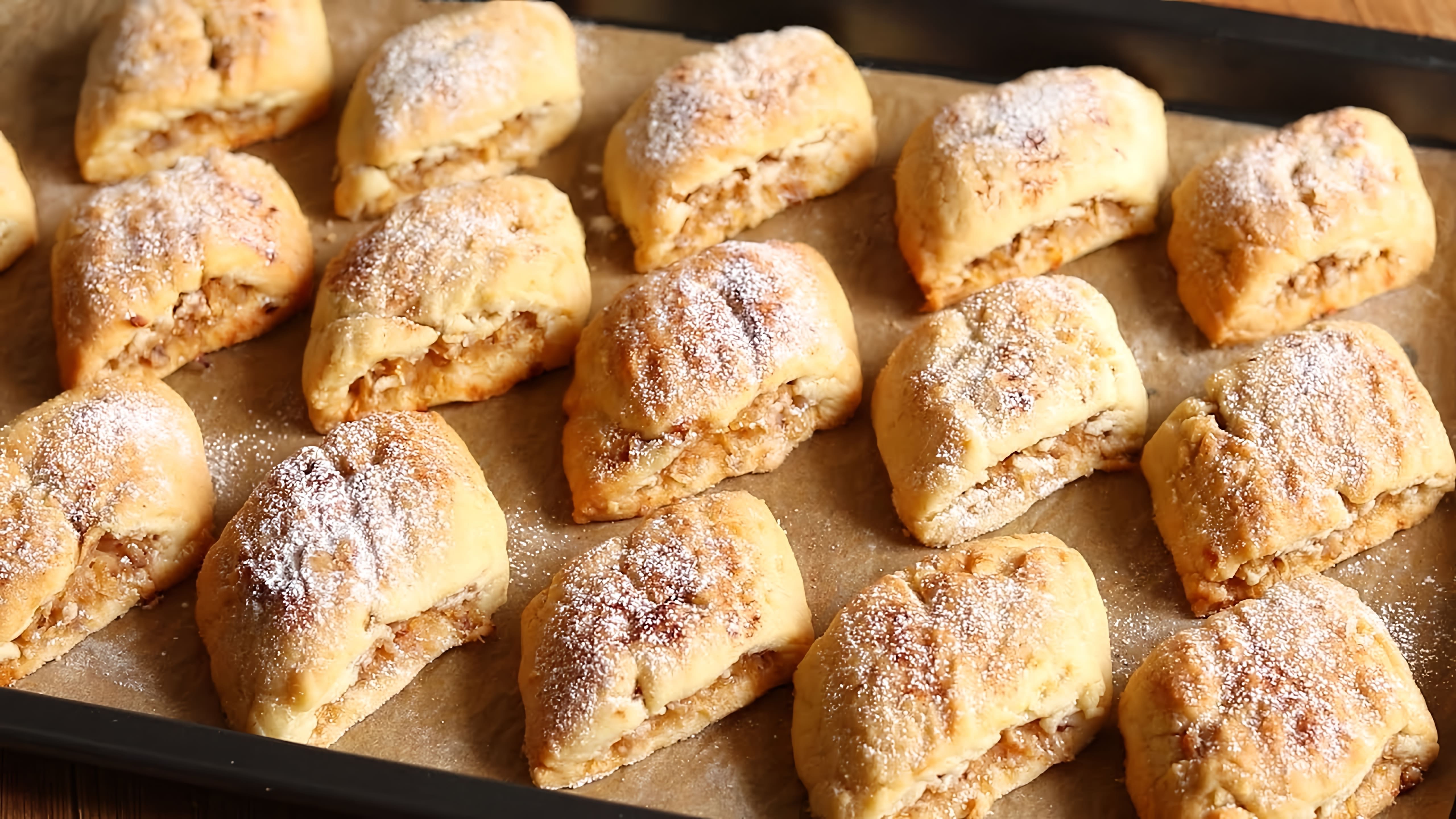В этом видео демонстрируется рецепт приготовления печенья "Калахари" с яблочной начинкой