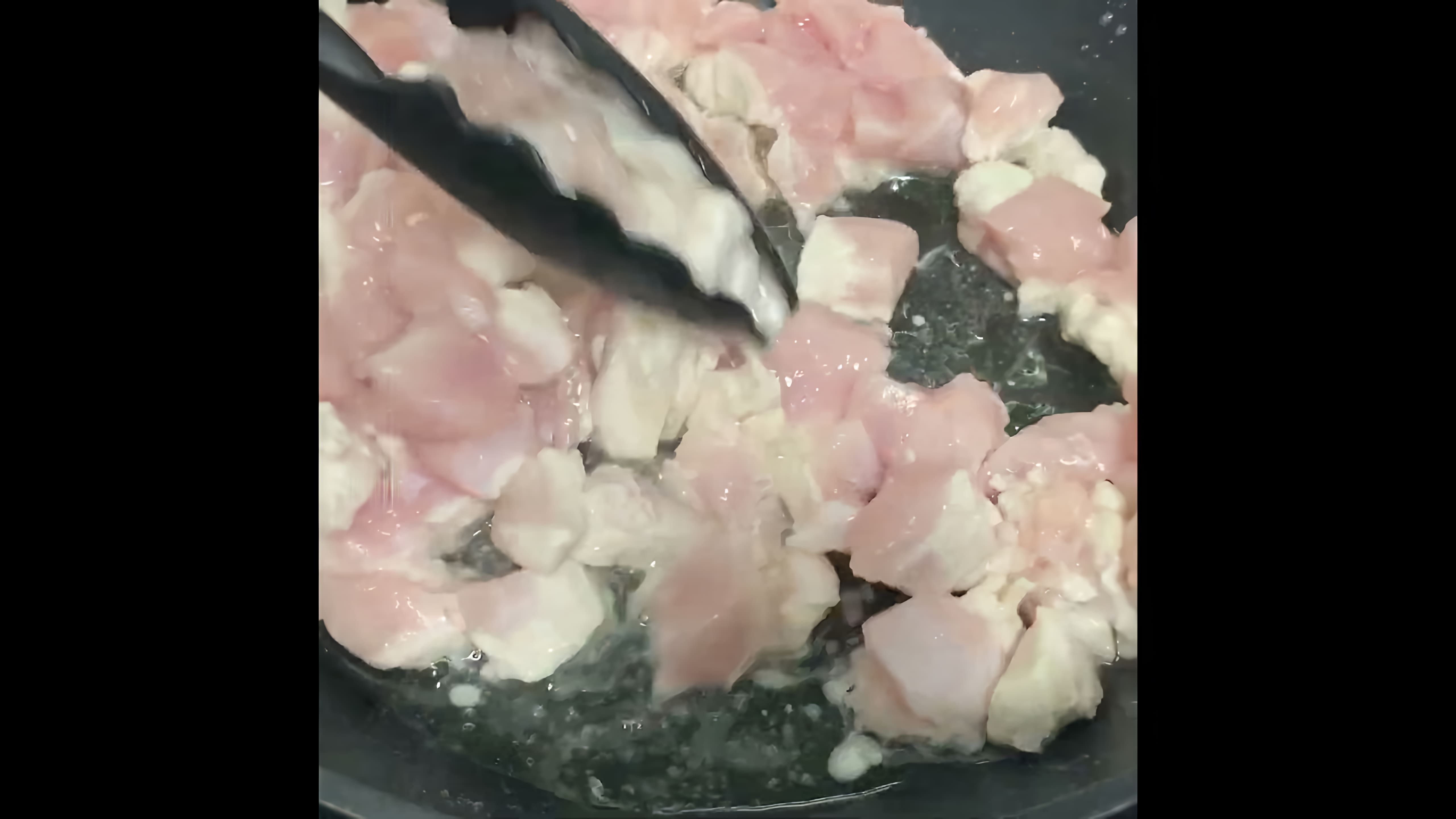 В этом видео-ролике демонстрируется процесс приготовления филе индейки в сметанном соусе на сковороде