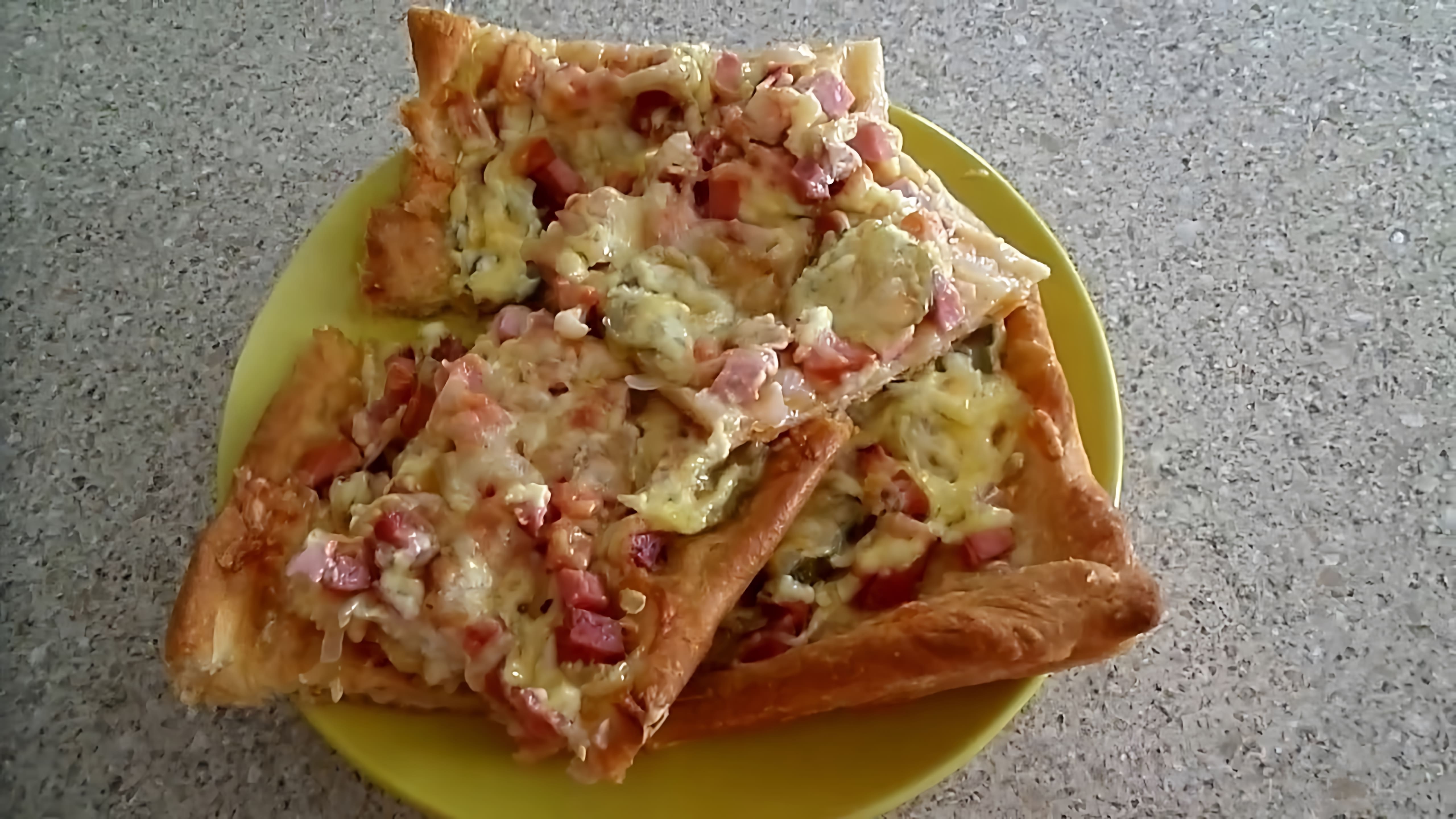 В этом видео демонстрируется процесс приготовления домашней пиццы с колбасой и сыром