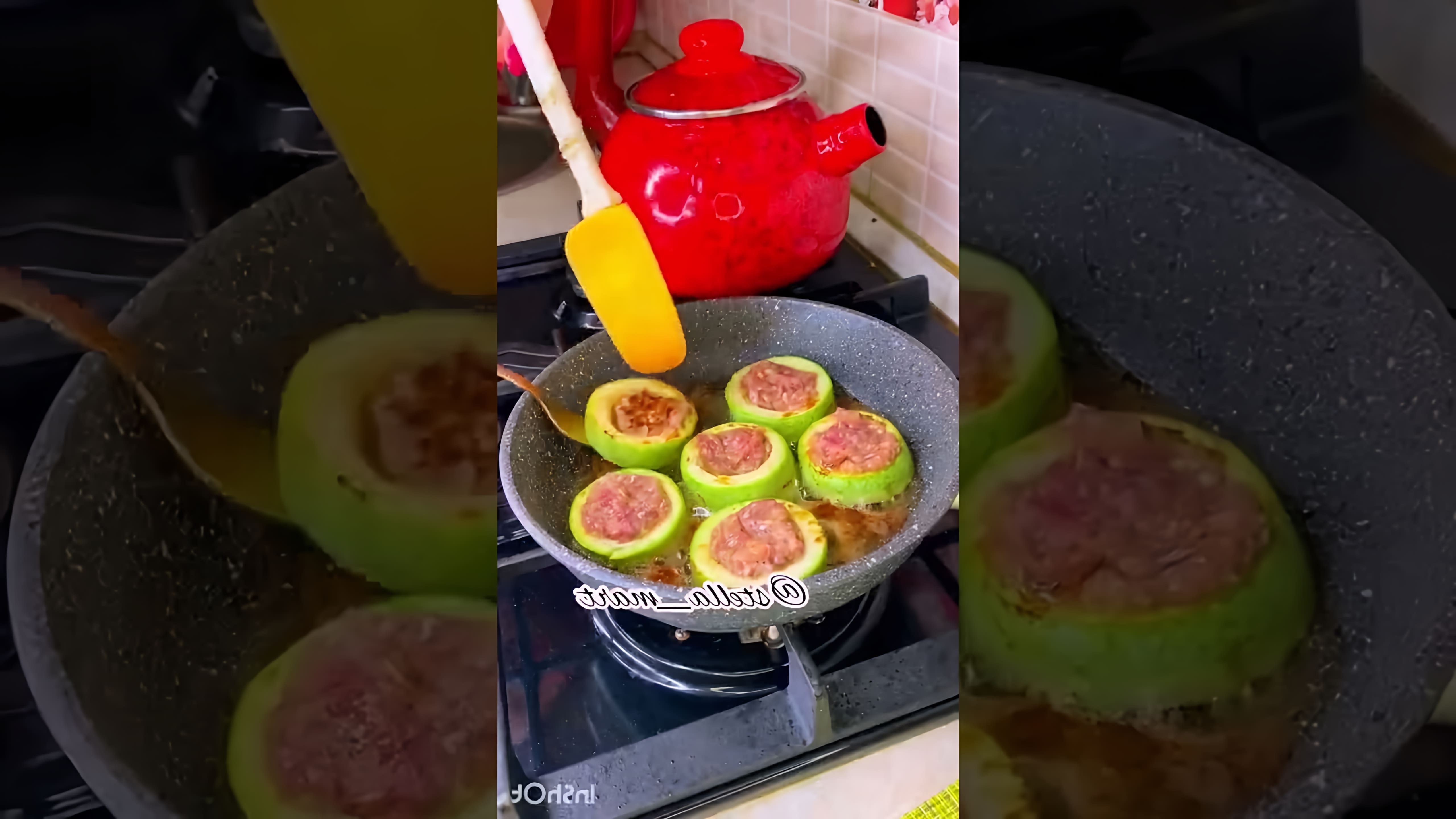 В этом видео демонстрируется процесс приготовления вкусного ужина из кабачков