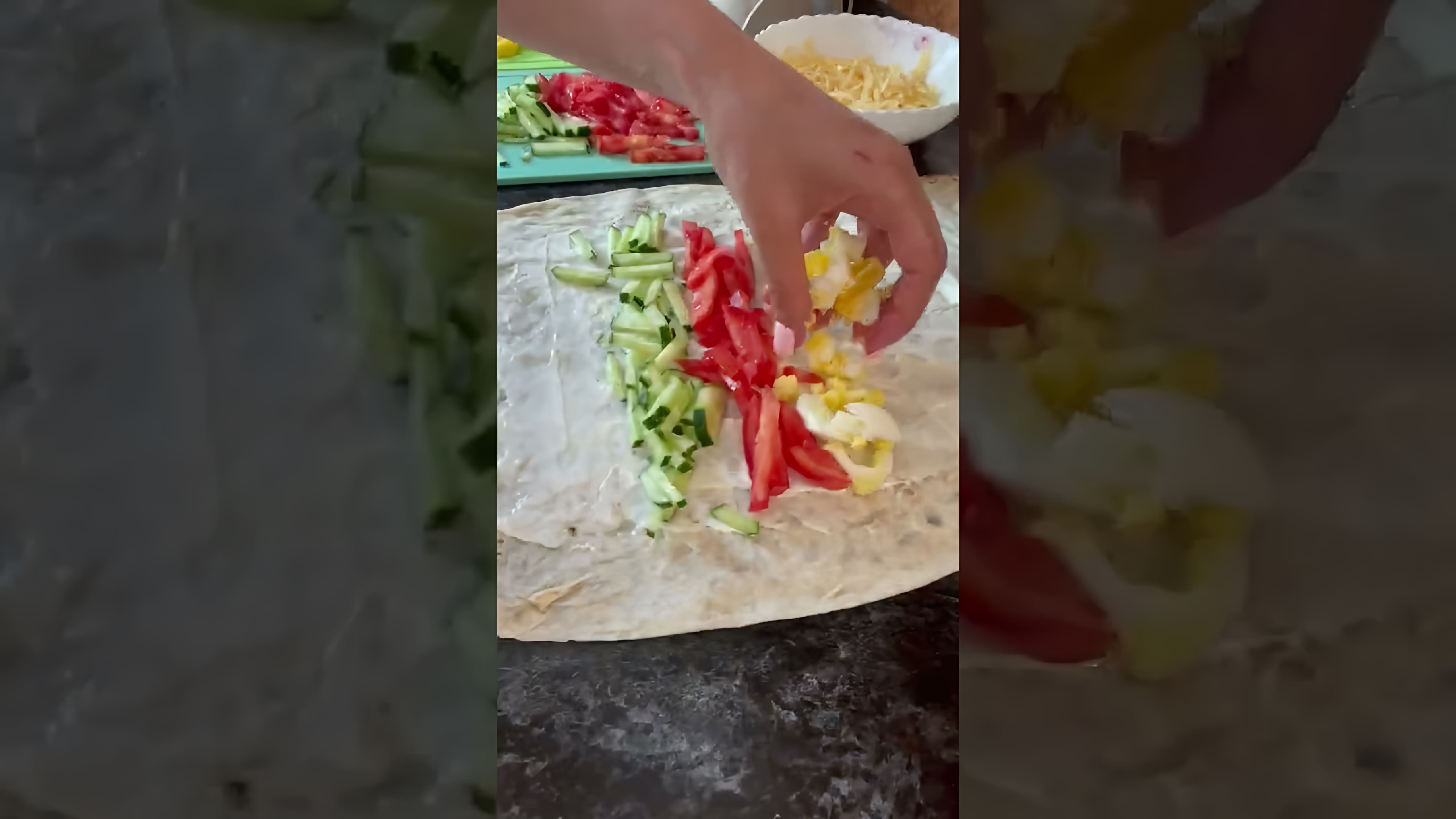 В этом видео-ролике показан быстрый и простой рецепт рулета из лаваша с плавленым сыром, огурцом, помидором, варёным яйцом и сыром, а также салатными листьями