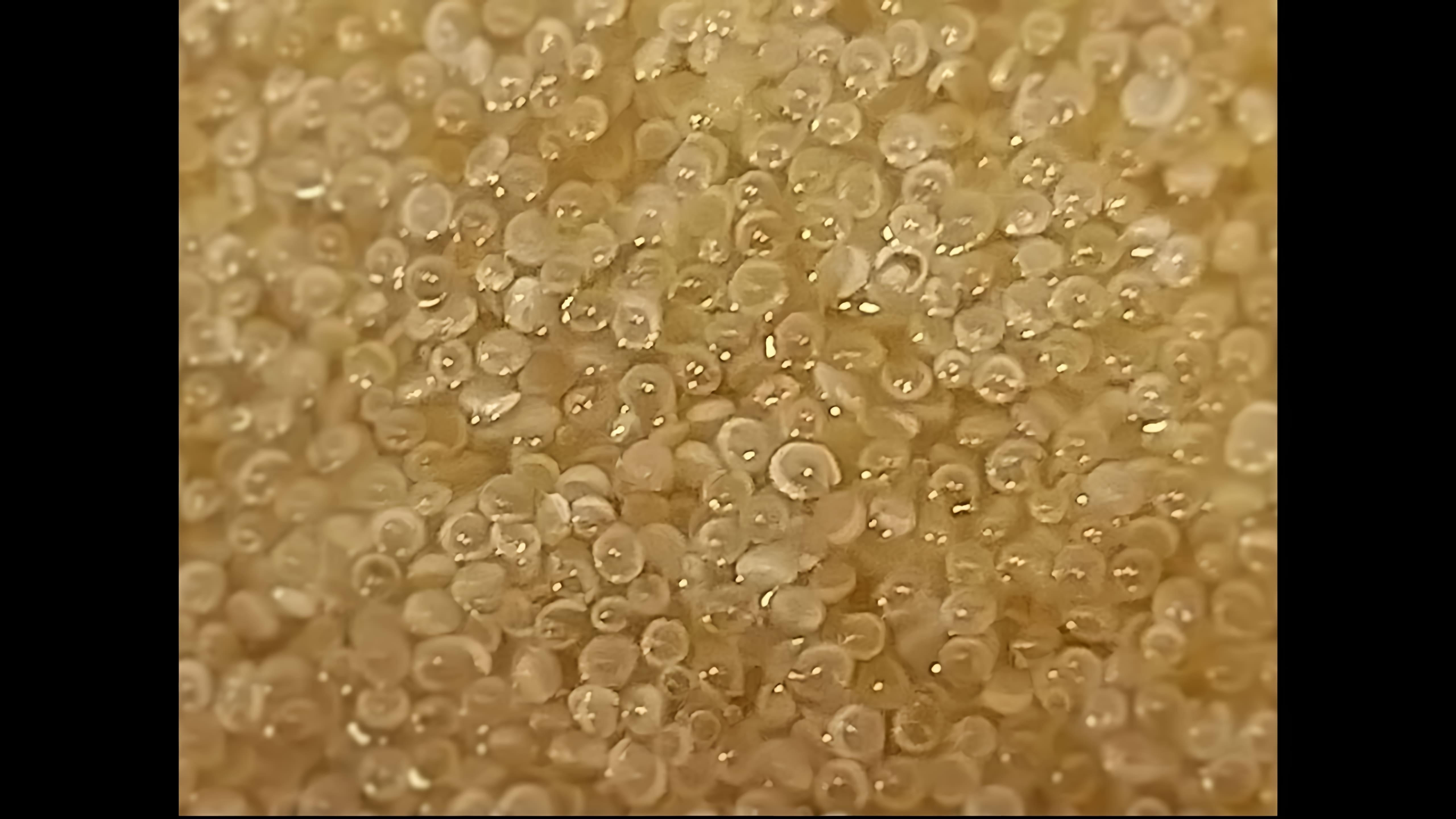 В данном видео демонстрируется процесс приготовления амаранта, который является древним продуктом, богатым белком, клетчаткой, витаминами и минералами