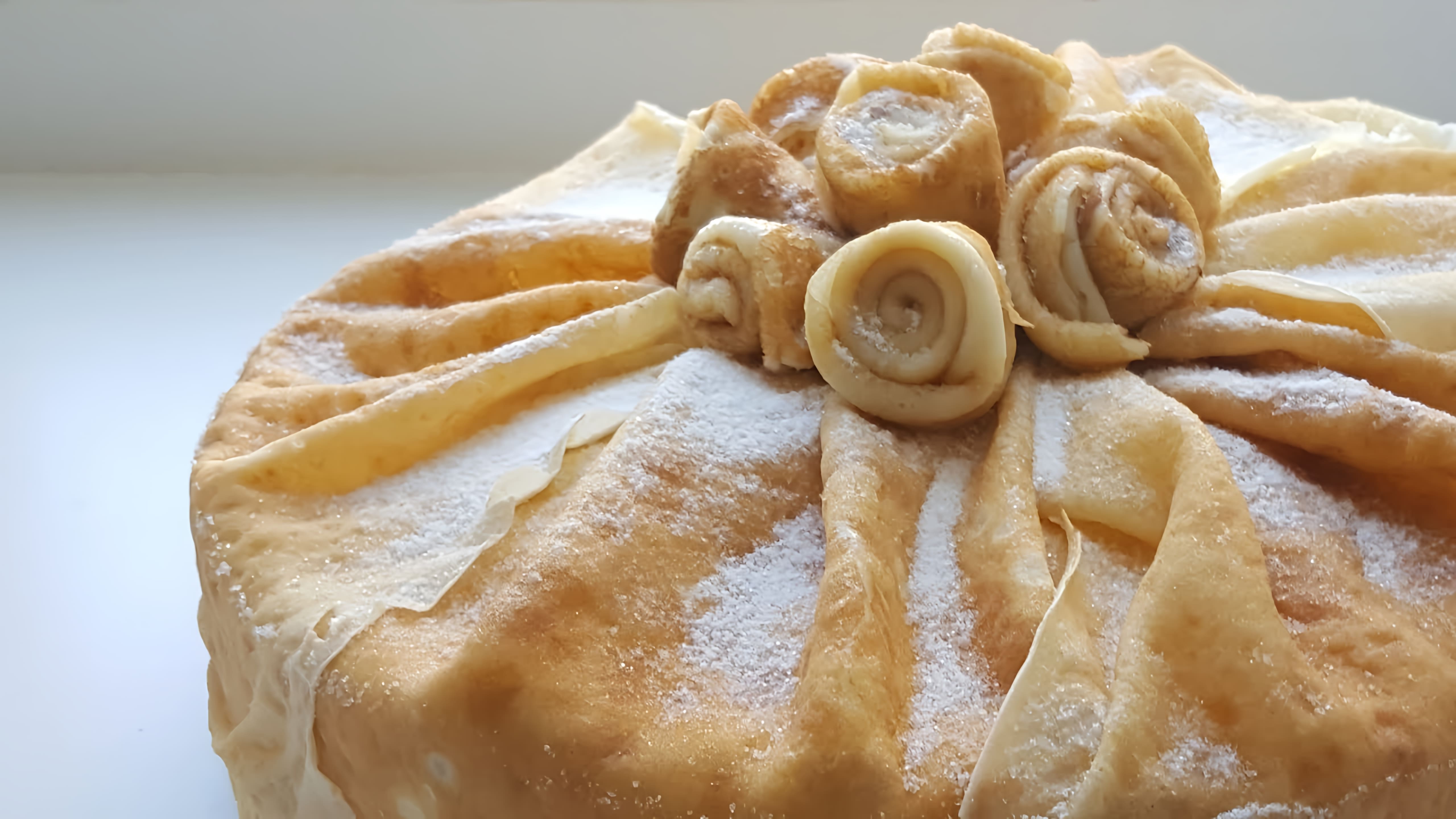 В этом видео демонстрируется процесс приготовления блинного торта со сливочно-творожным кремом