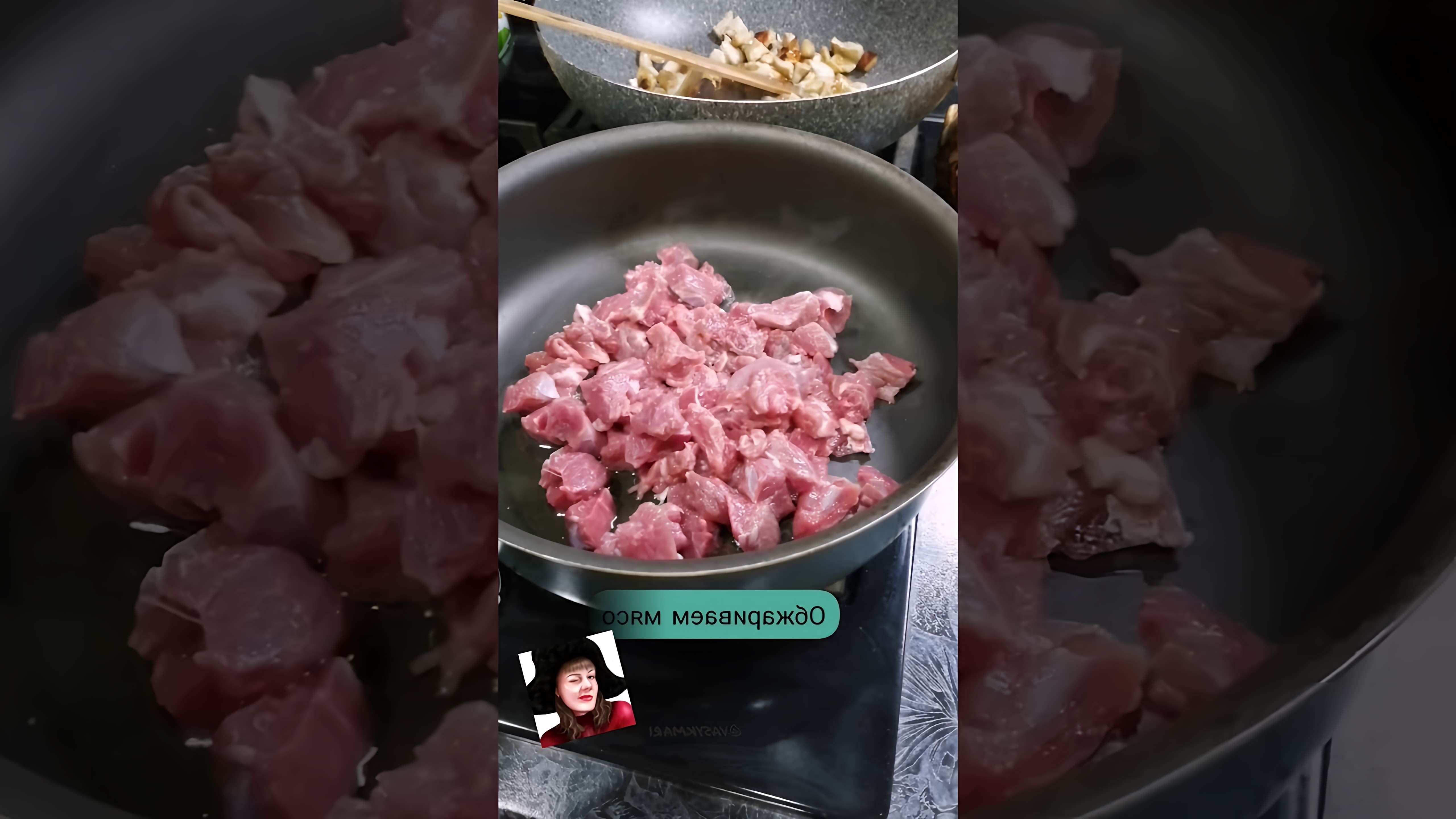 В этом видео демонстрируется процесс приготовления ужина в горшочках с картошкой и грибами