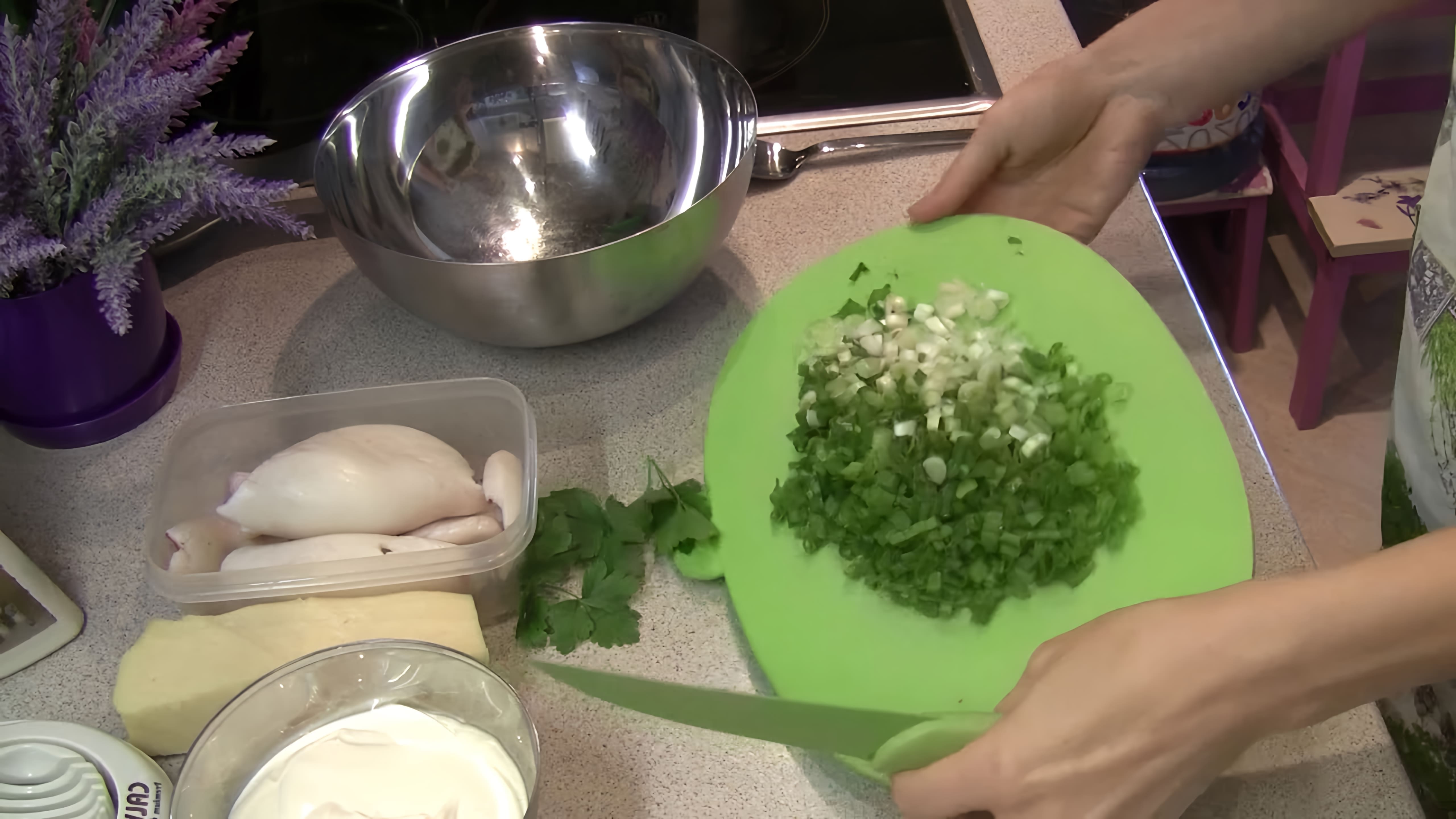 В этом видео Наталья готовит нежный салат из кальмаров с зеленым луком