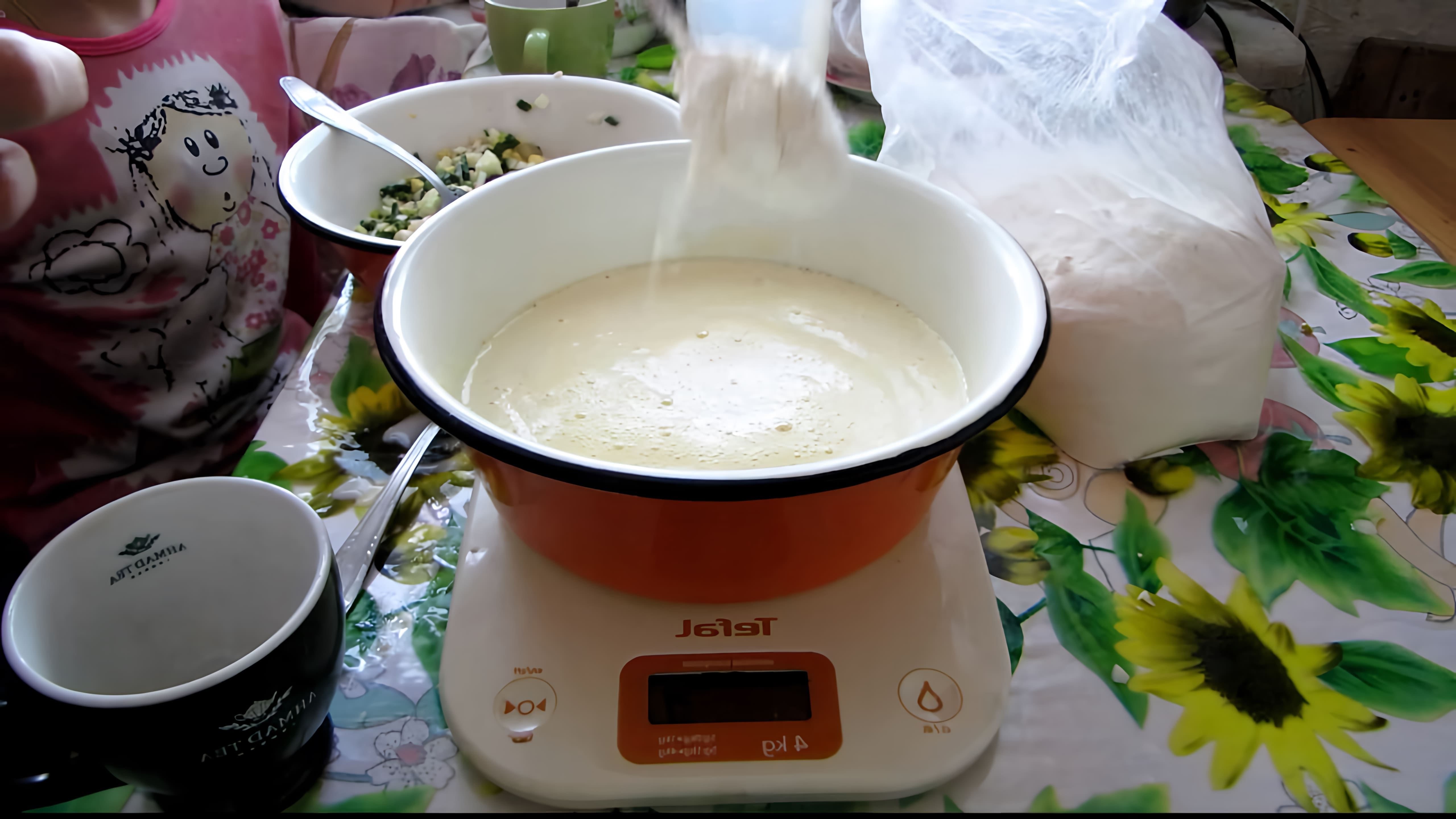 В этом видео демонстрируется процесс приготовления заливного пирога с яйцами