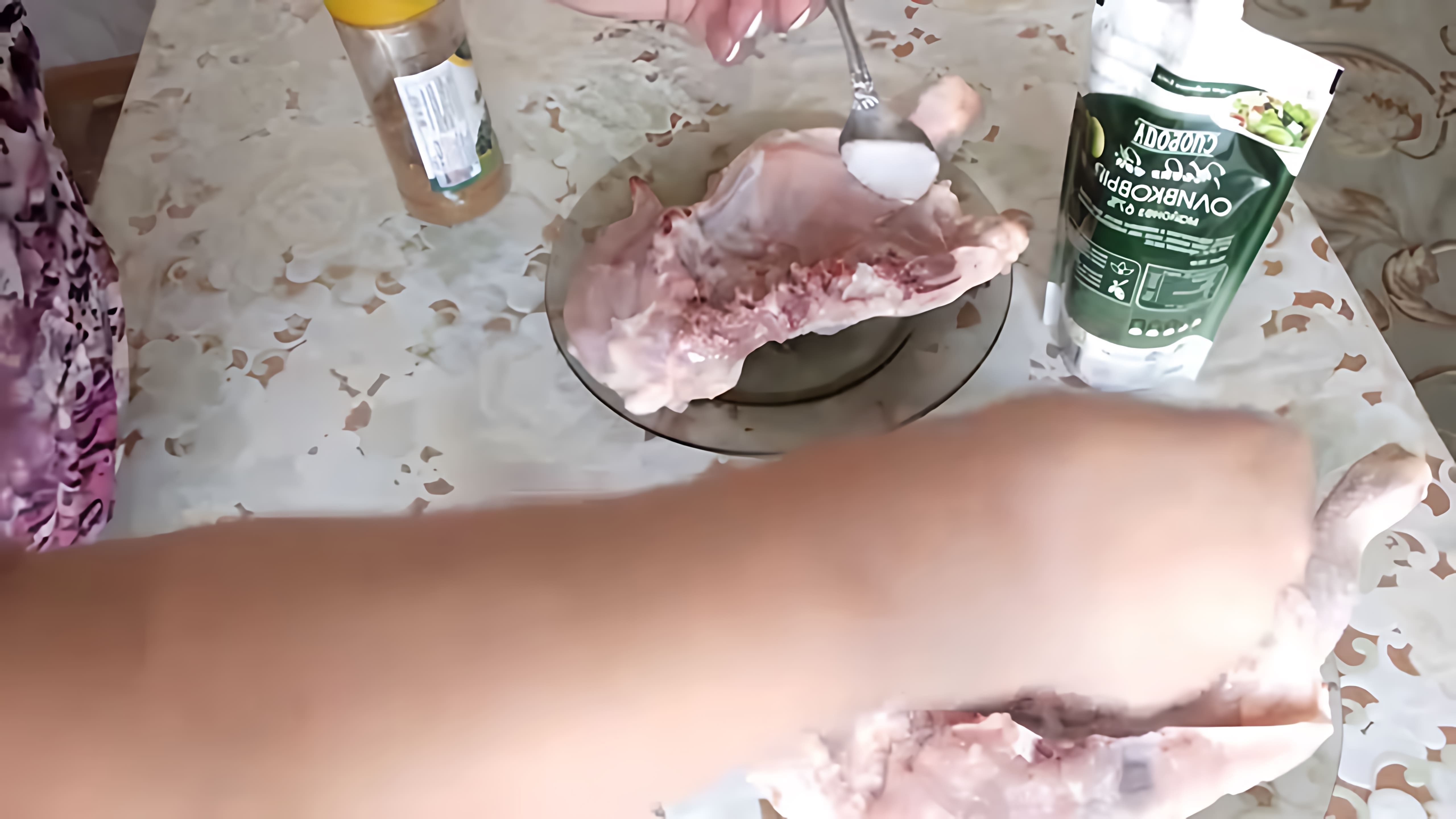 В этом видео-ролике будет показан простой рецепт приготовления курицы в фольге в духовке
