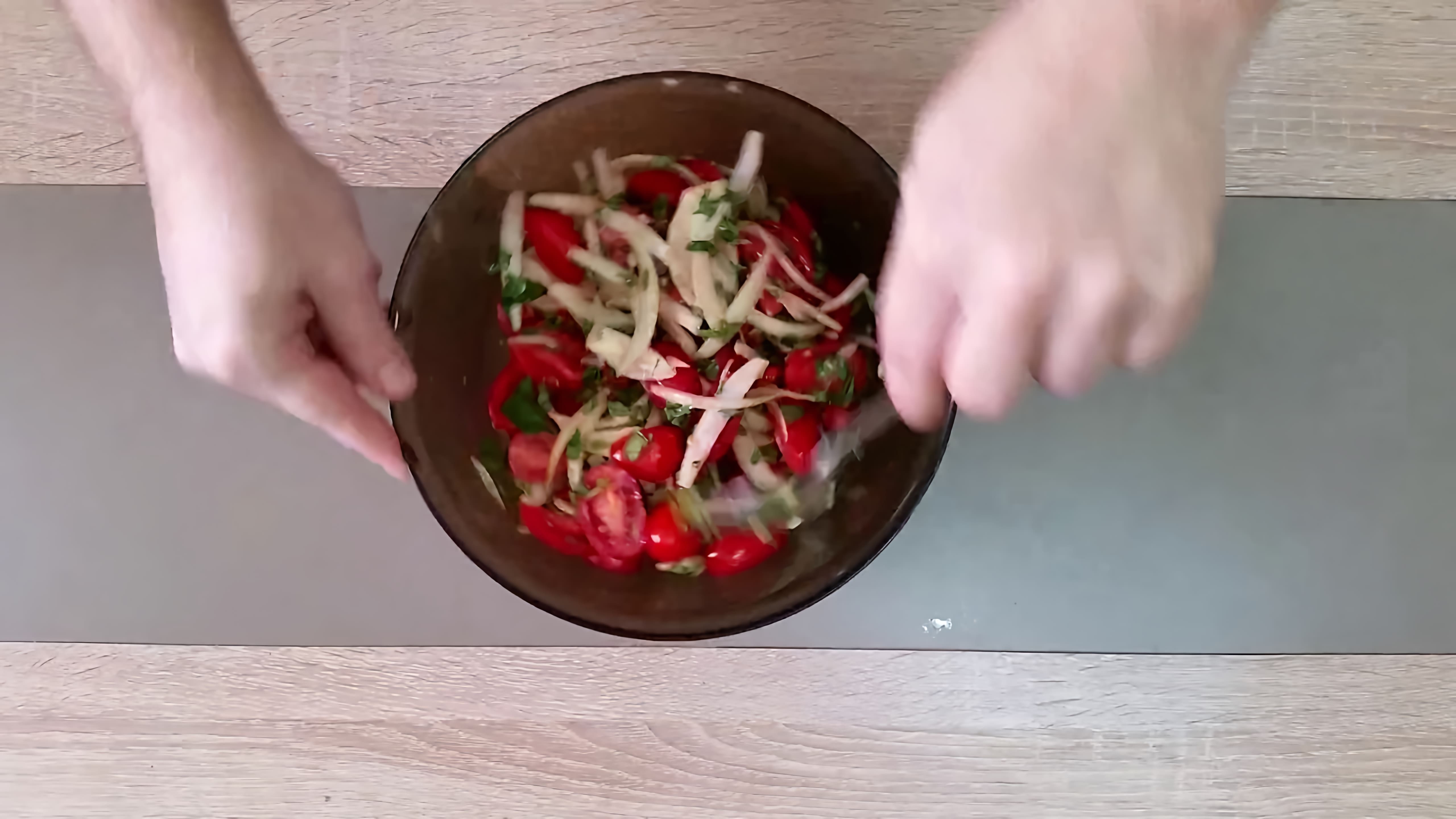 В этом видео демонстрируется процесс приготовления салата с бальзамическим уксусом и помидорами