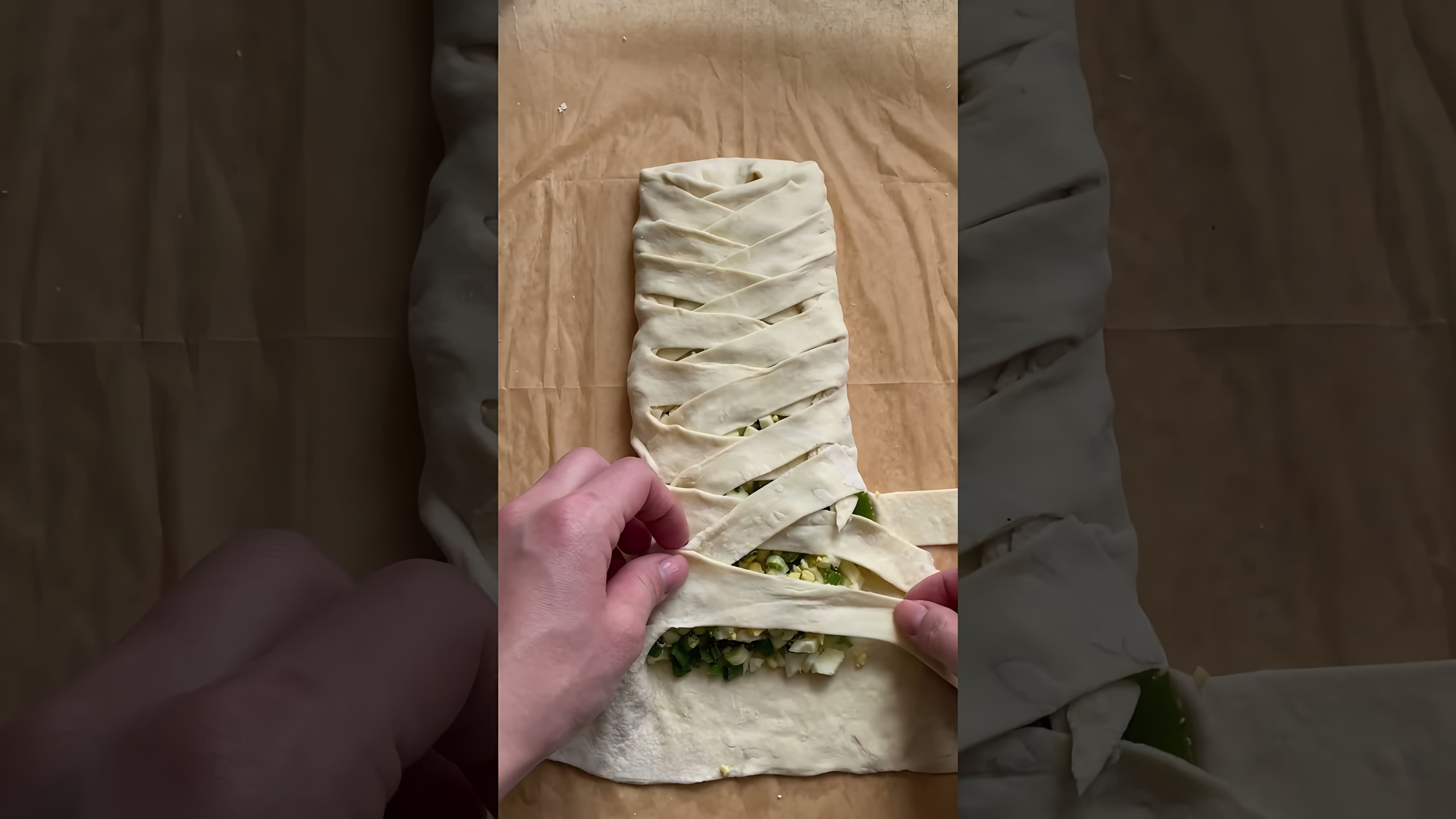 В этом видео-ролике вы увидите, как приготовить вкусный пирог с яйцом и зелёным луком