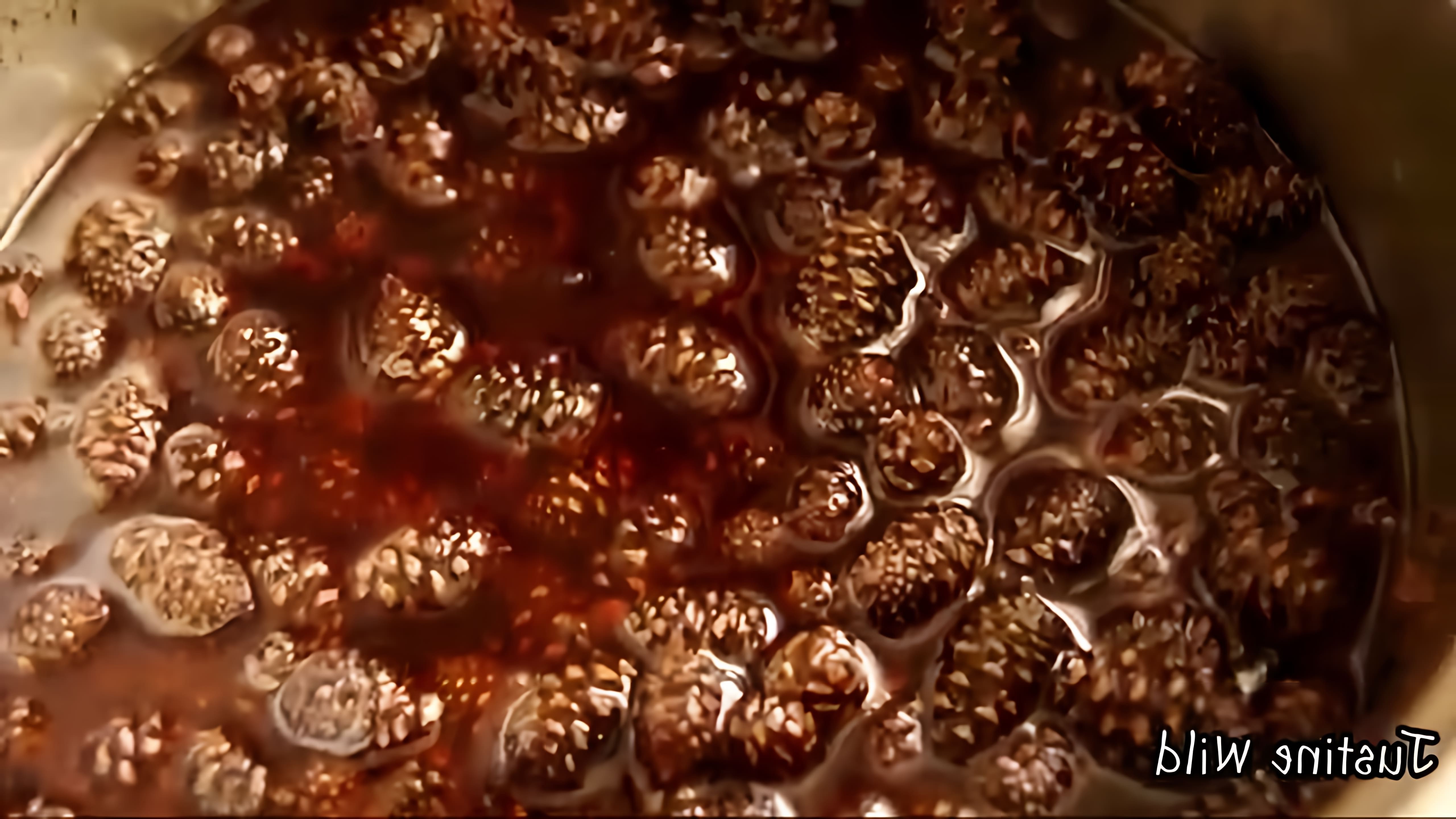 В этом видео рассказывается о том, как приготовить варенье из сосновых шишек
