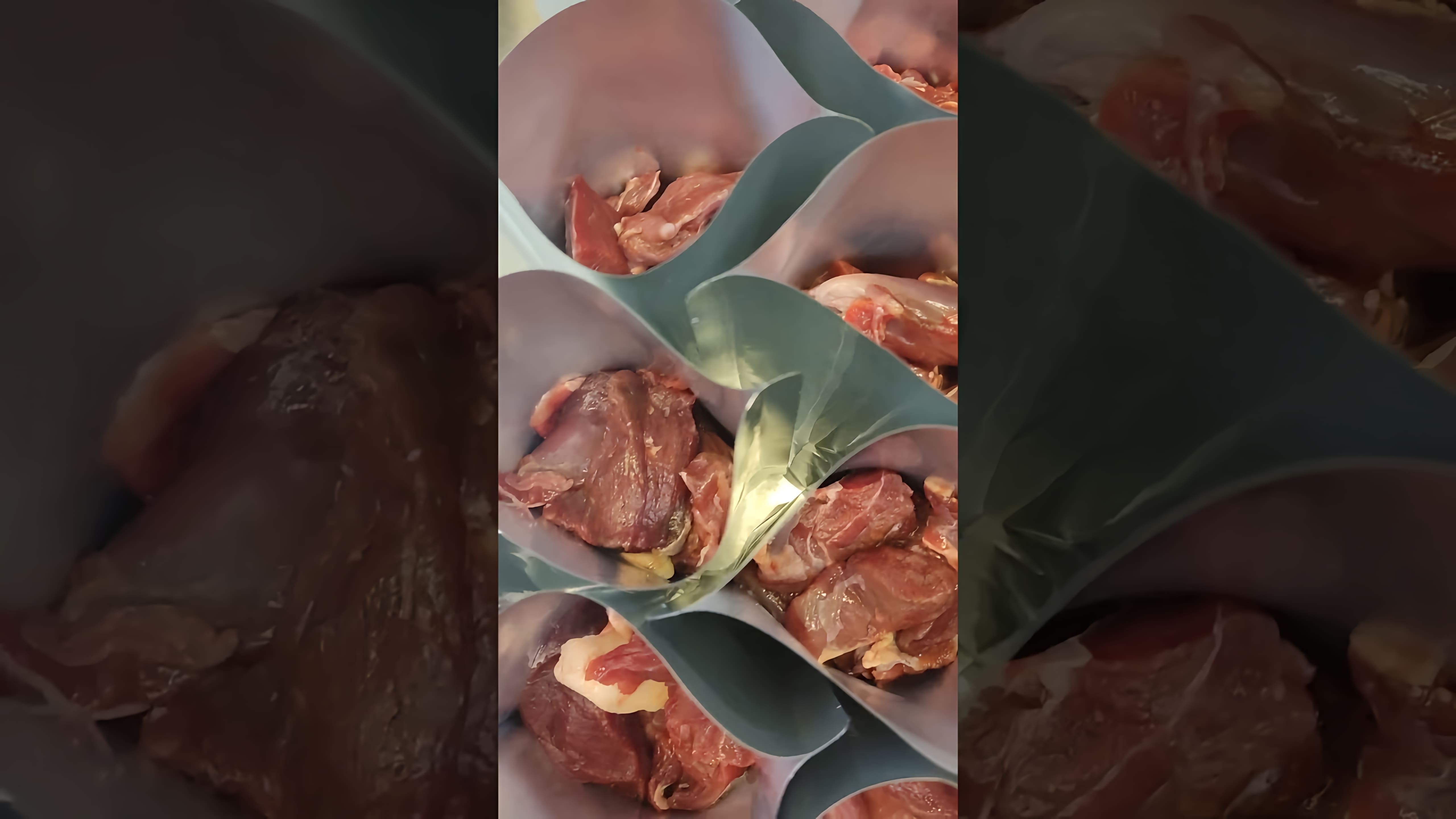 В данном видео демонстрируется процесс приготовления говяжьей тушенки в реторт-пакете
