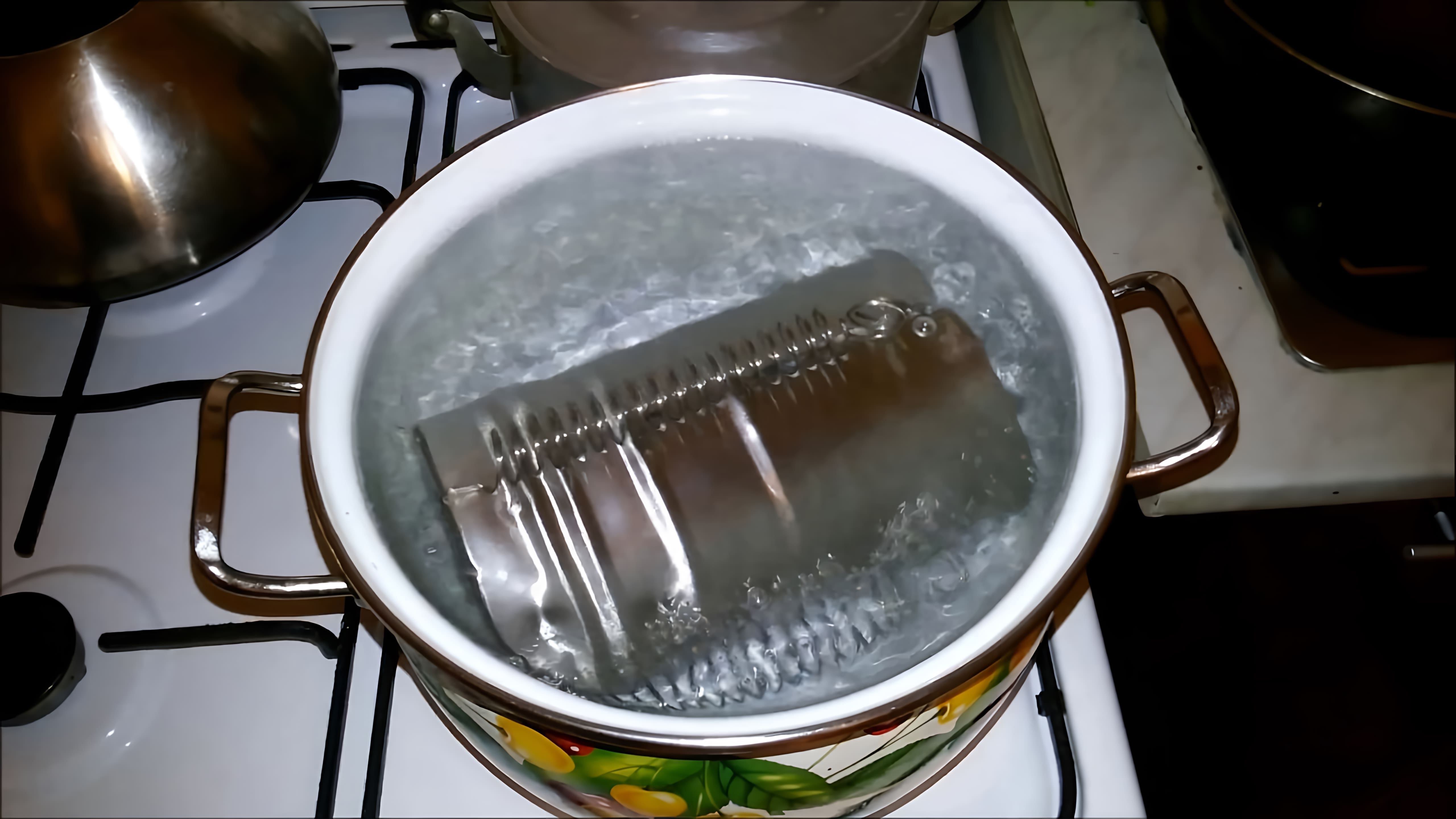 В этом видео демонстрируется процесс приготовления домашней ветчины с использованием ветчинницы "Белобока"