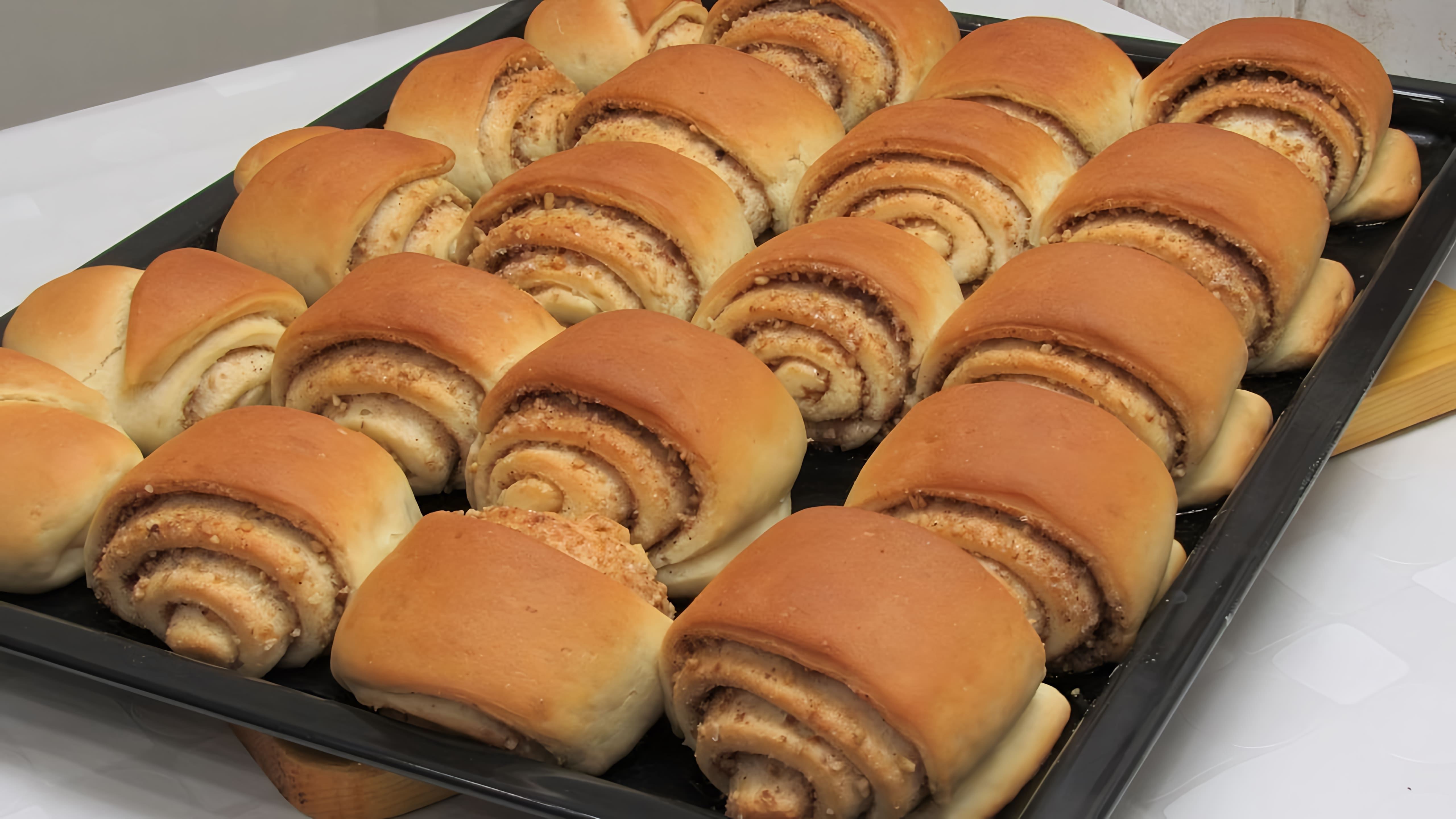 В этом видео демонстрируется рецепт приготовления постных булочек с корицей и орехами