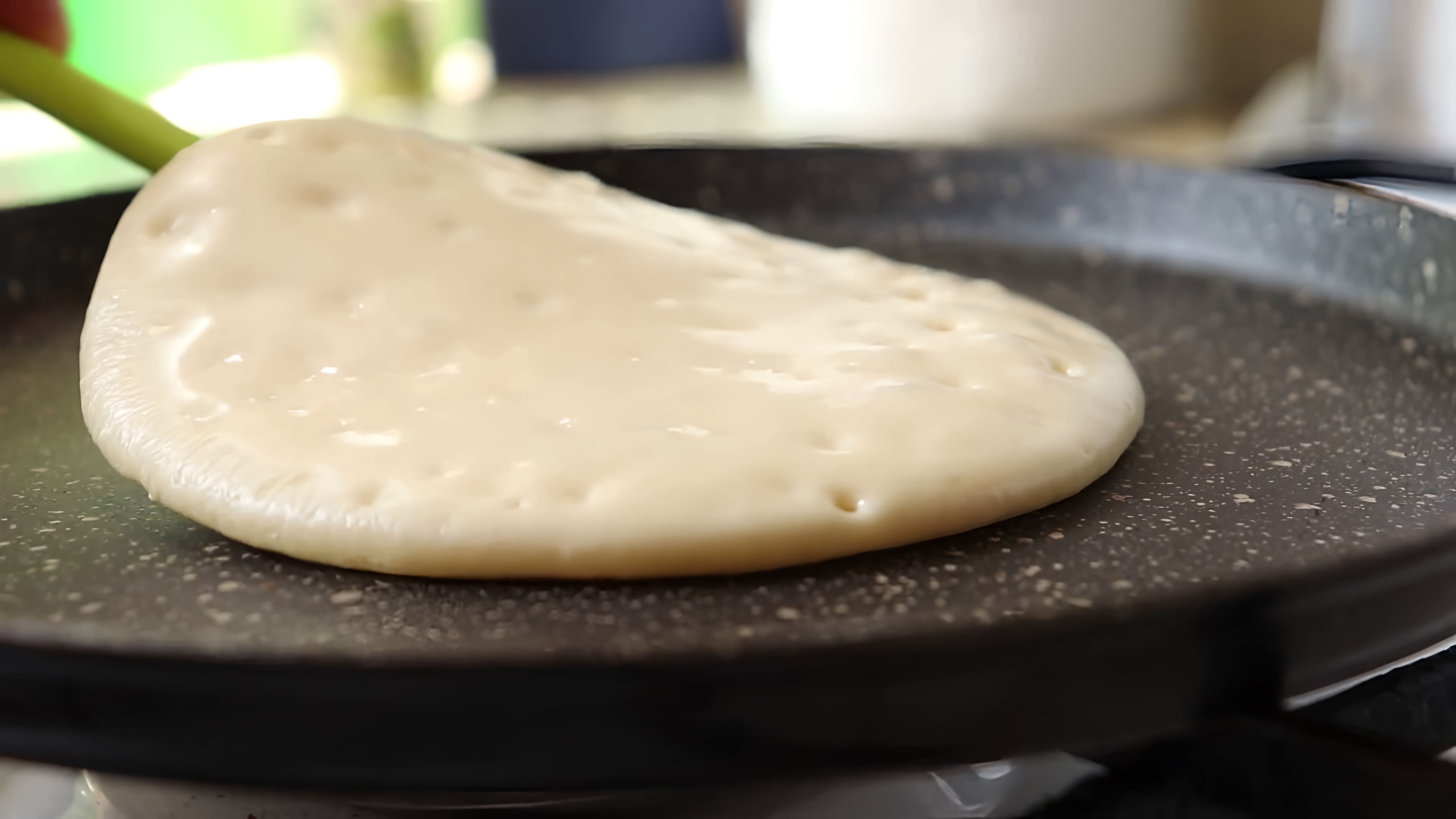 В этом видео демонстрируется рецепт приготовления панкейков на кефире